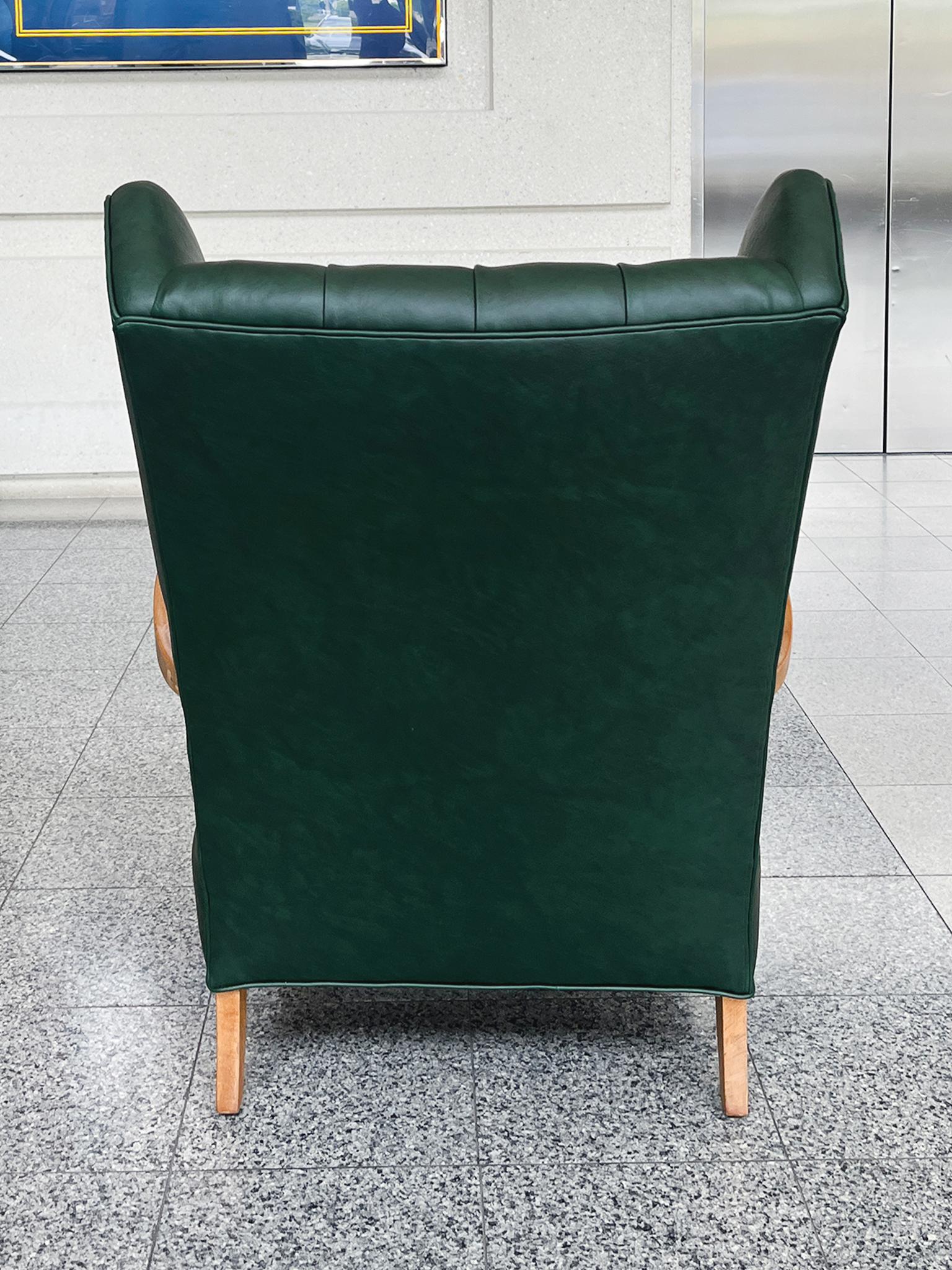 Sillón Wingback Danés Moderno de Vinilo Verde de Fritz Hansen 3