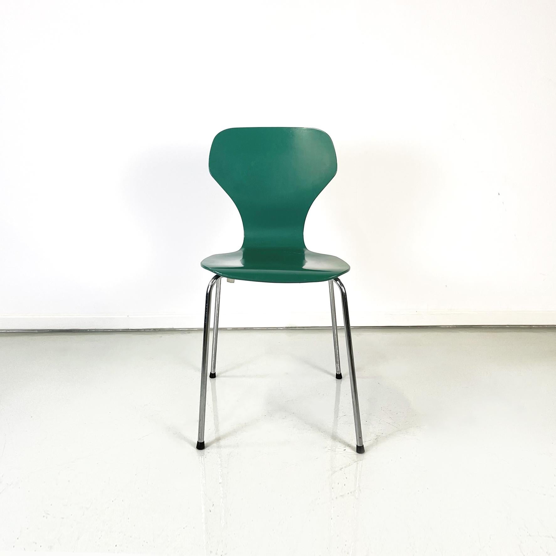 Danish modern green wooden and steel chair by Phoenix, 1970s
Danish dining chair in bent wood, painted in forest green. The legs are in steel with black rubber feet. Stackable.
It is produced by Phoenix in 1970s. Label present under the