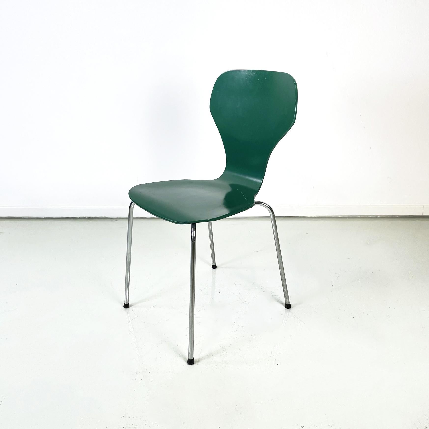 Danish modern green wooden and steel chairs by Phoenix, 1970s
Pair of Danish dining chairs in bent wood, painted in forest green. The legs are in steel with black rubber feet. Stackable.
They are produced by Phoenix in 1970s. Label present under