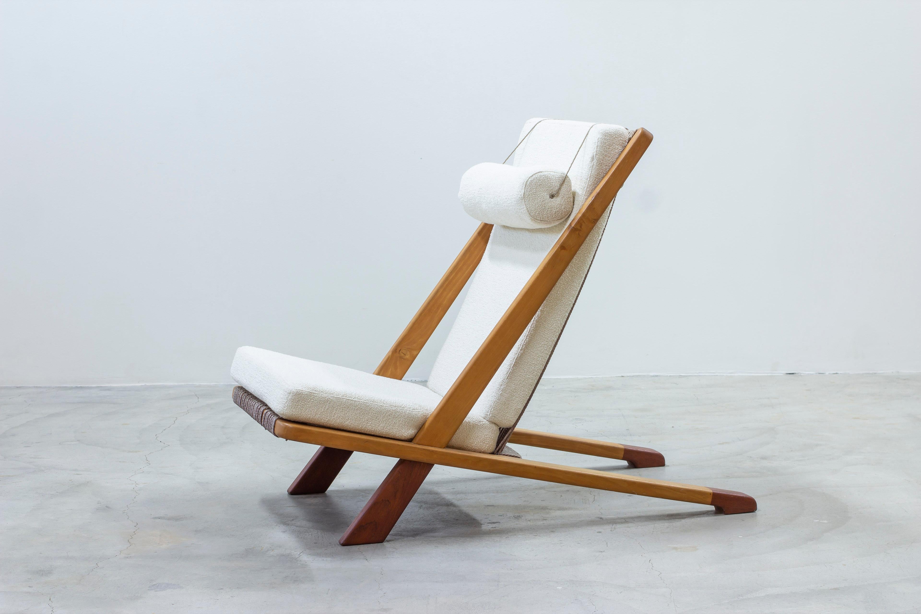 Exceptionnelle chaise de salon moderne danoise par le fabricant et designer Design/One. Elle rappelle à la fois les œuvres de Hans J. Wegner et celles de Poul Kjaerholm & Jørgen Høj. Très belle facture et détails magnifiques tels que les pieds en