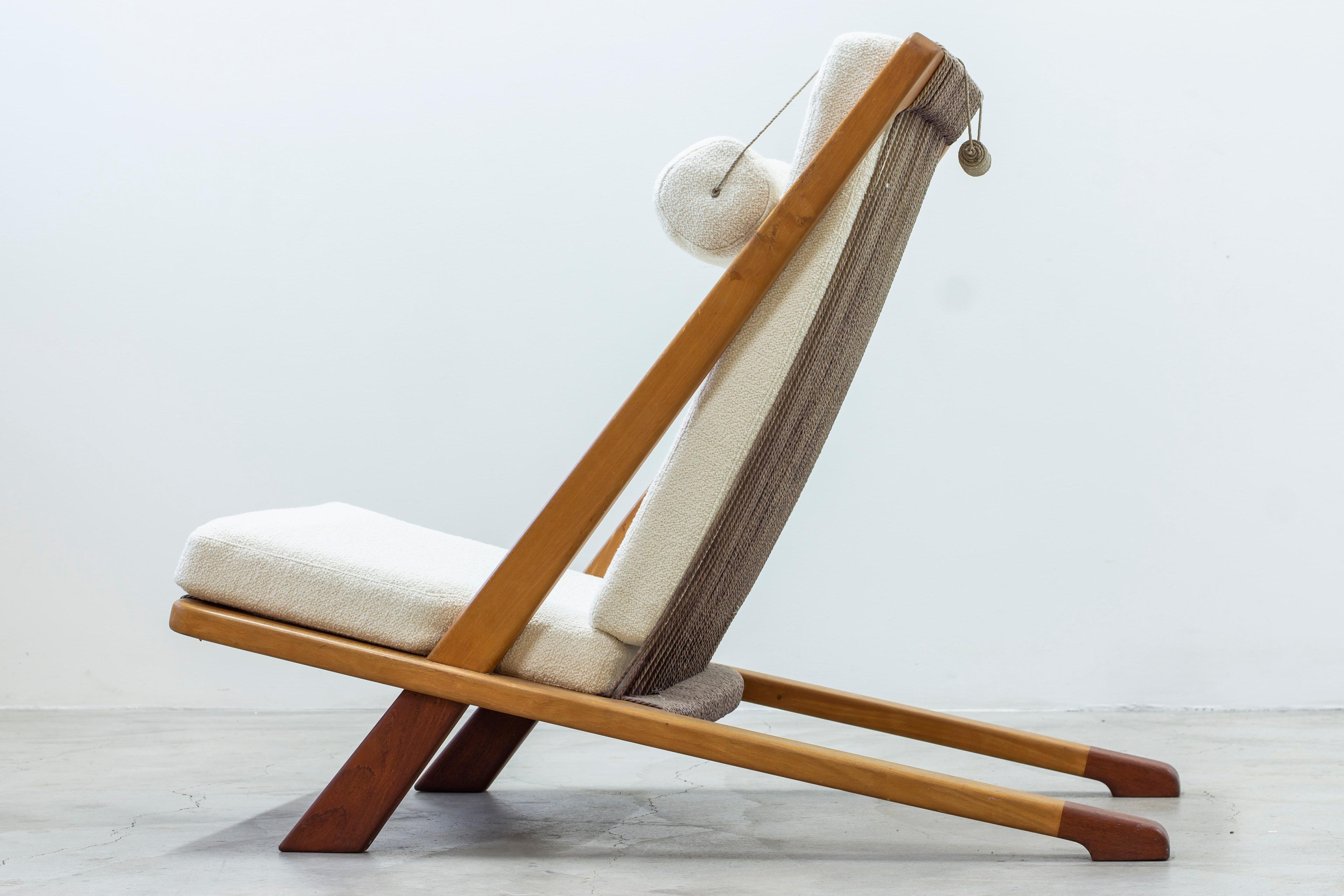 Danois Chaise longue moderne danoise en drisse et teck à la manière de Kjaerholm & Høj.