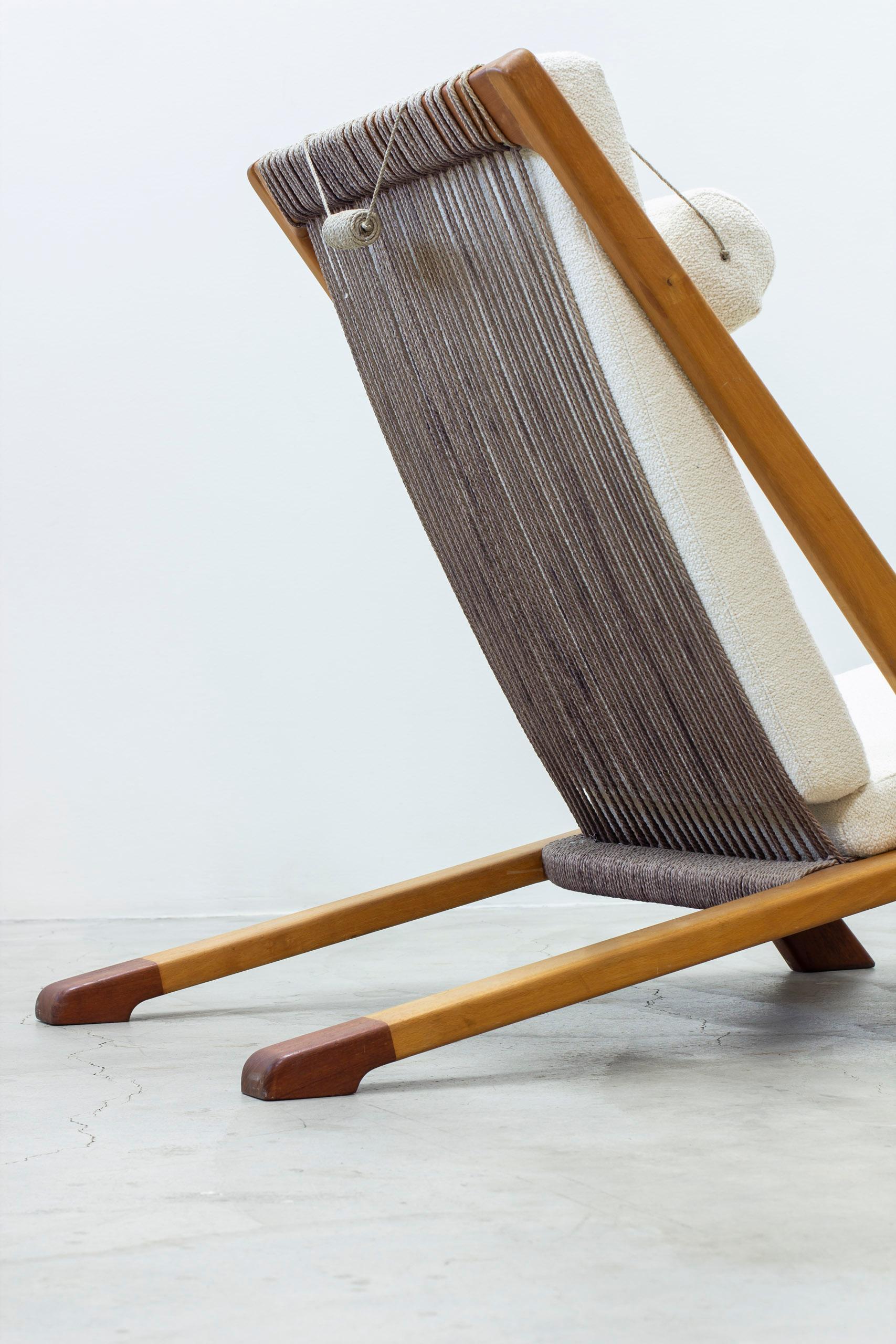 Laine Chaise longue moderne danoise en drisse et teck à la manière de Kjaerholm & Høj.