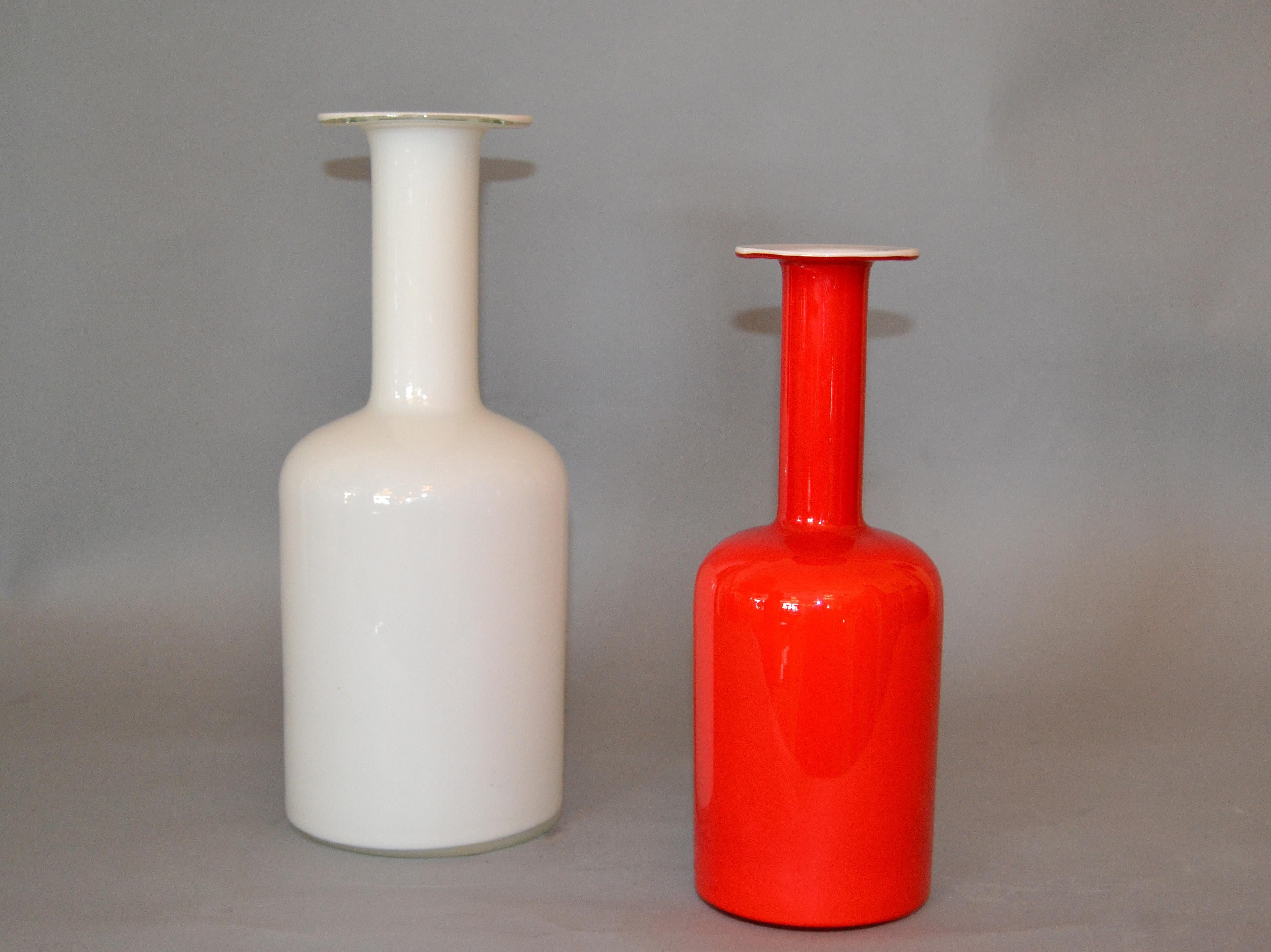 Danish Modern Hand Blown Otto Bauer Gulv Vase in Red & Milk Glass by Holmegaard For Sale 1