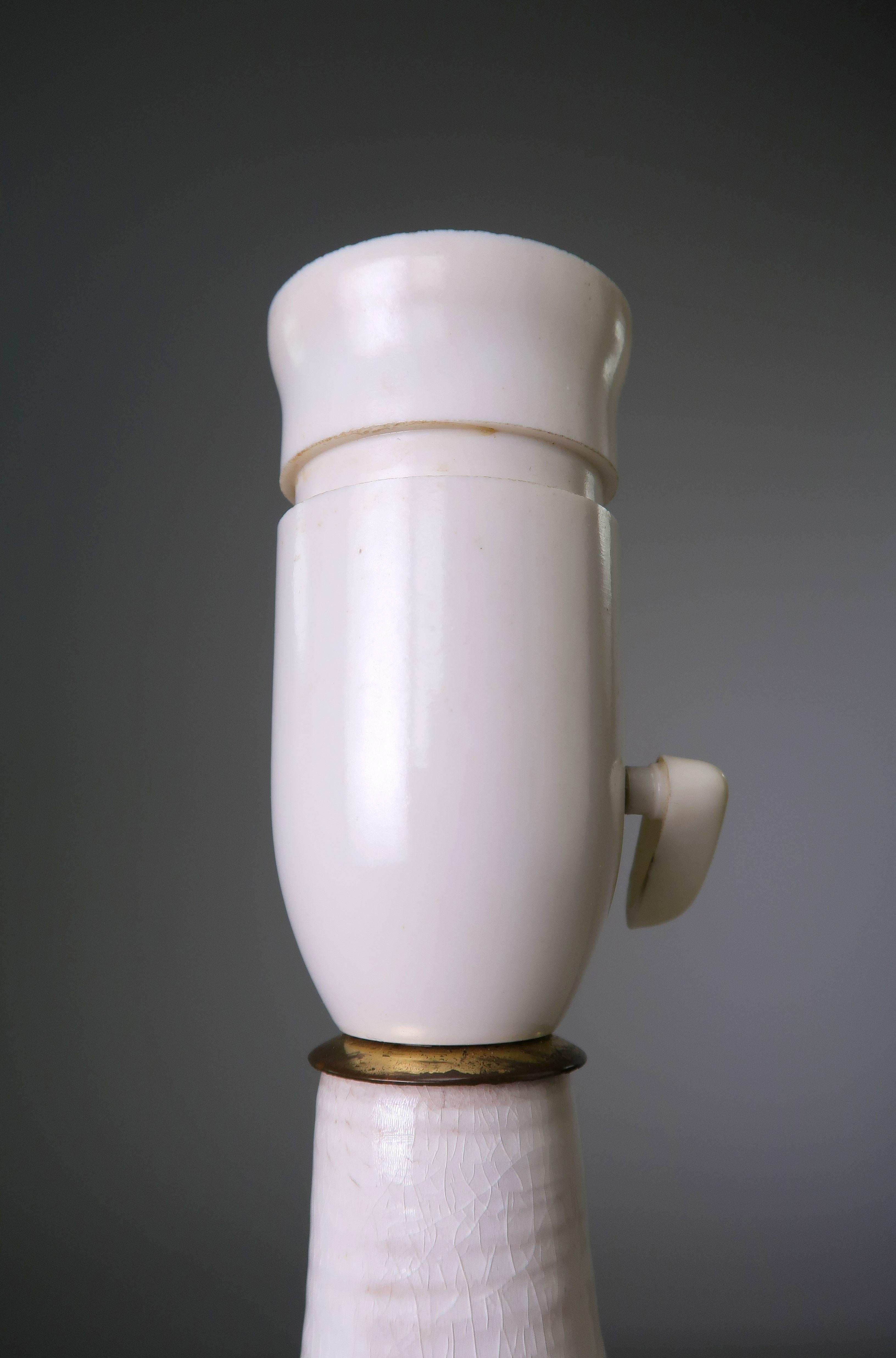 Dänische moderne Keramik-Tischlampe mit Craquelé-Glasur in Weiß und Lila, 1960er Jahre (20. Jahrhundert) im Angebot