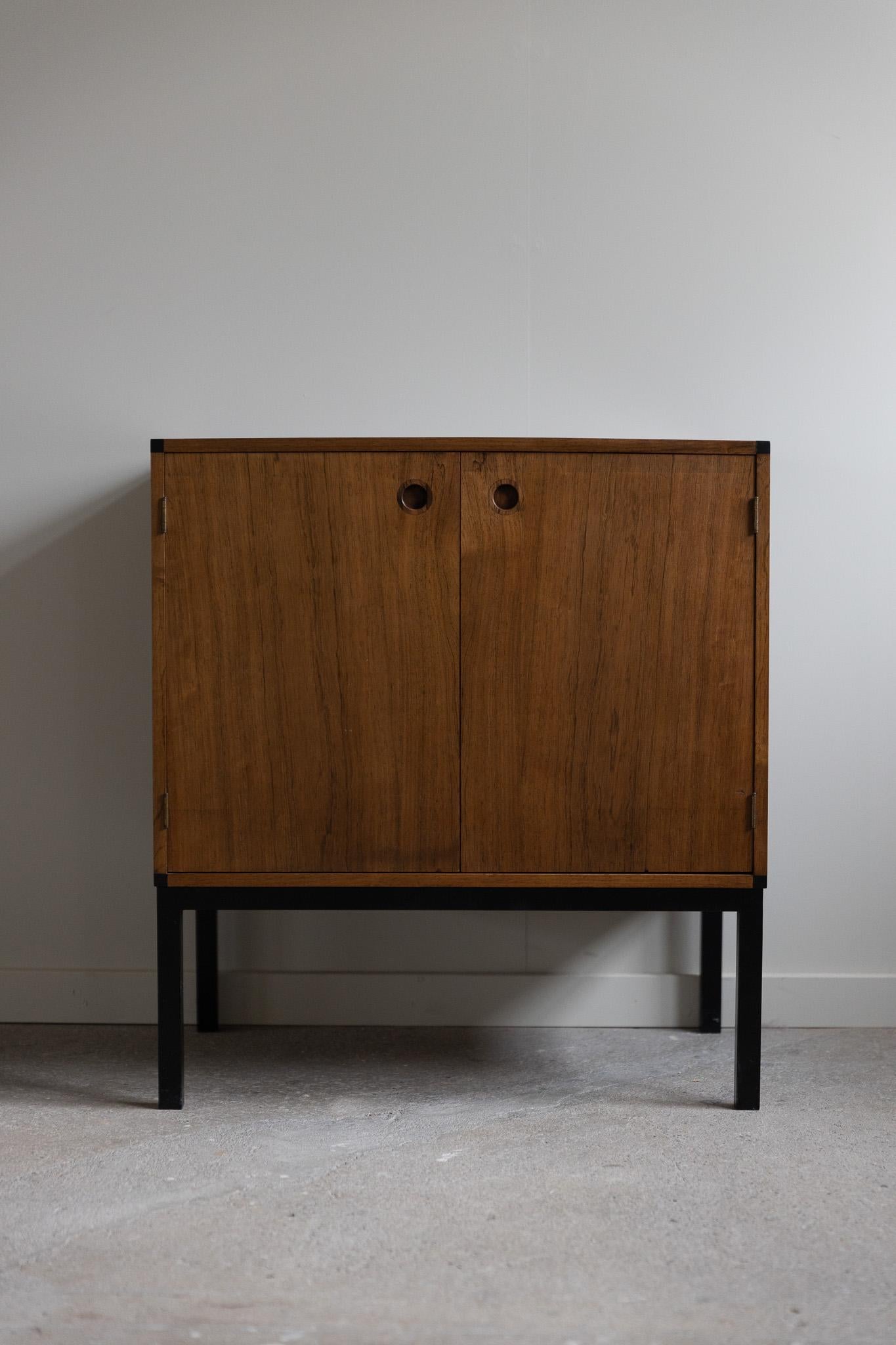 Dänische Moderne, Hans Hove & Palle Petersen-Schrank aus Palisanderholz, 1960er Jahre (Rosenholz)