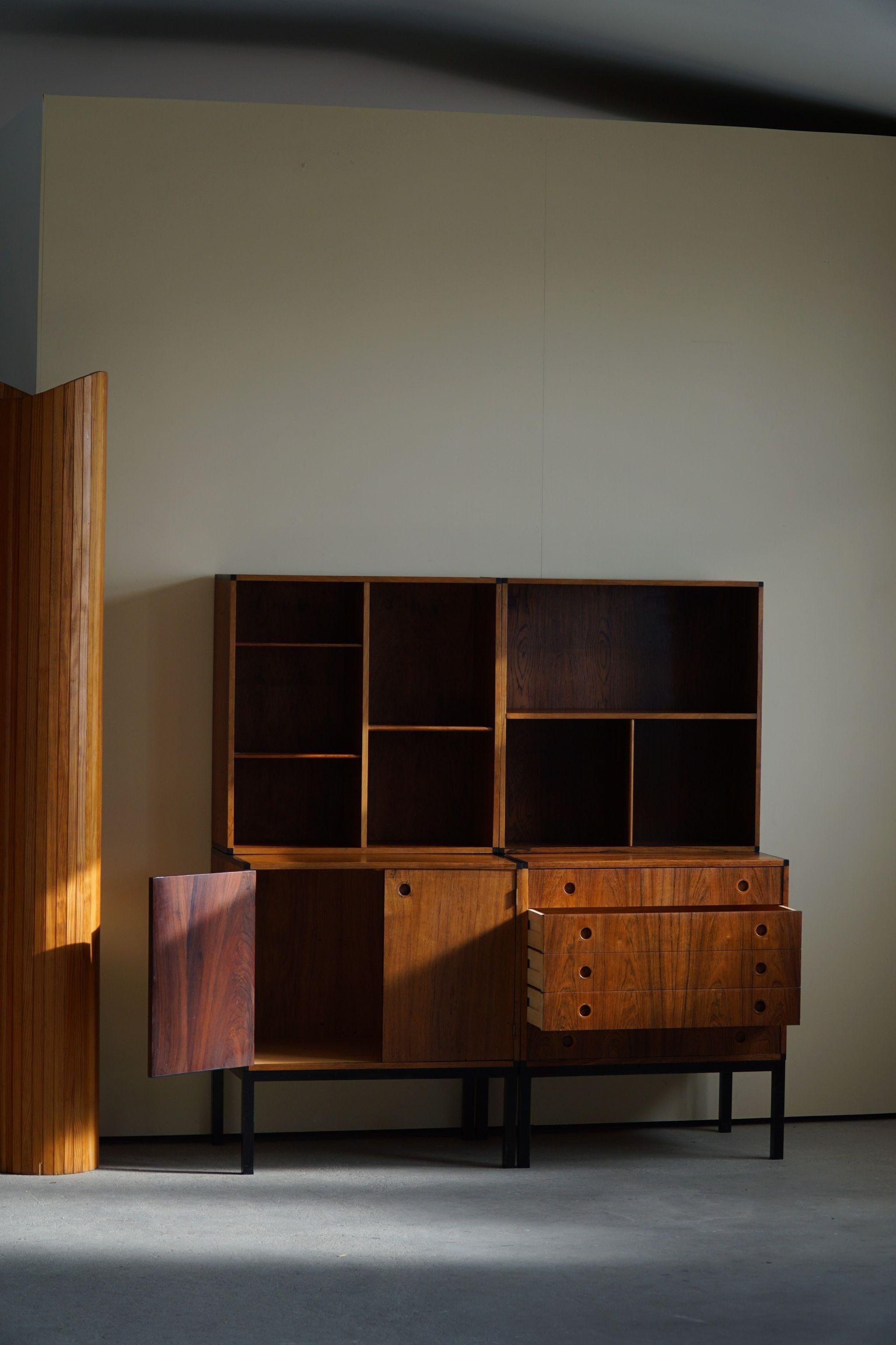 Rare shelving system with two bookcases, one cabinet and a chest of drawers with beautiful made round handles. Made in Rosewood.
Designed by Hans Hove & Palle Petersen for Christian Linneberg in 1960s.
This piece is in a great vintage condition,