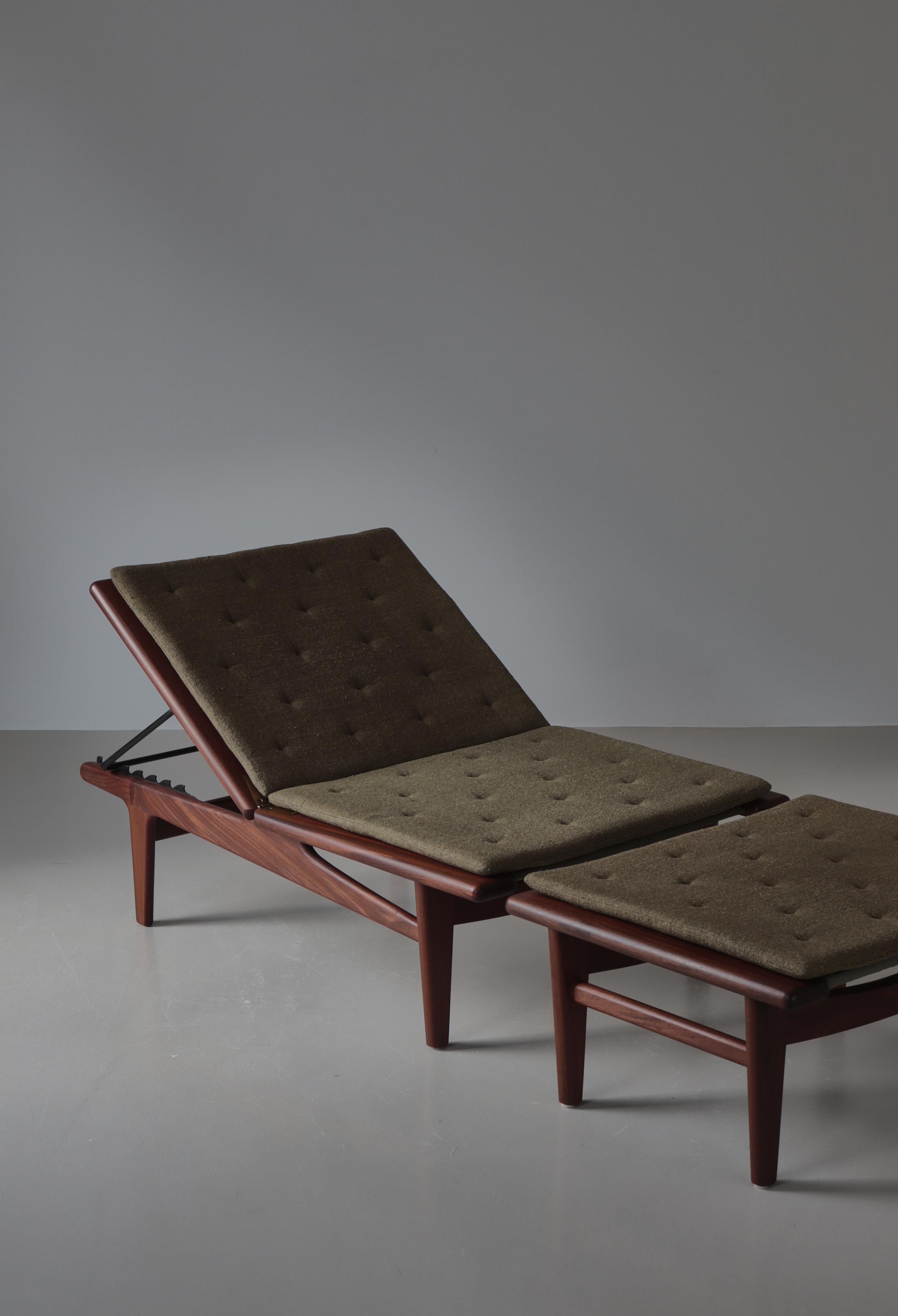 Rare et important lit de jour avec pouf modèle GE-1 de Hans J. Wegner. Dès les premières productions de GETAMA dans les années 1950. Peut être mis à plat et transformé en lit de jour. Fabriqué en bois de teck massif avec un magnifique grain de bois,