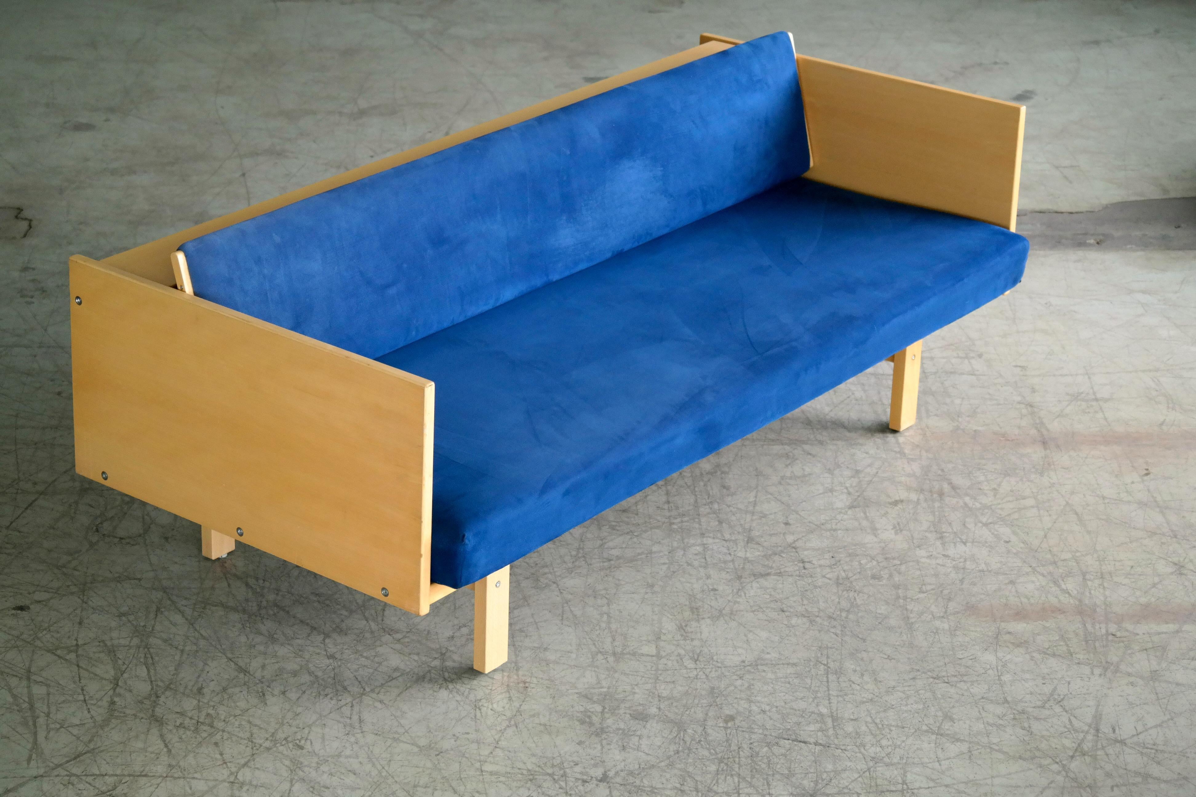 Hans Wegner's iconic daybed designed in 1954 and produced by GETAMA in Denmark. This production is a newer date probably around 2000. The daybed is made from beech veneer raised on solid beech legs and has it's original spring loaded mattress