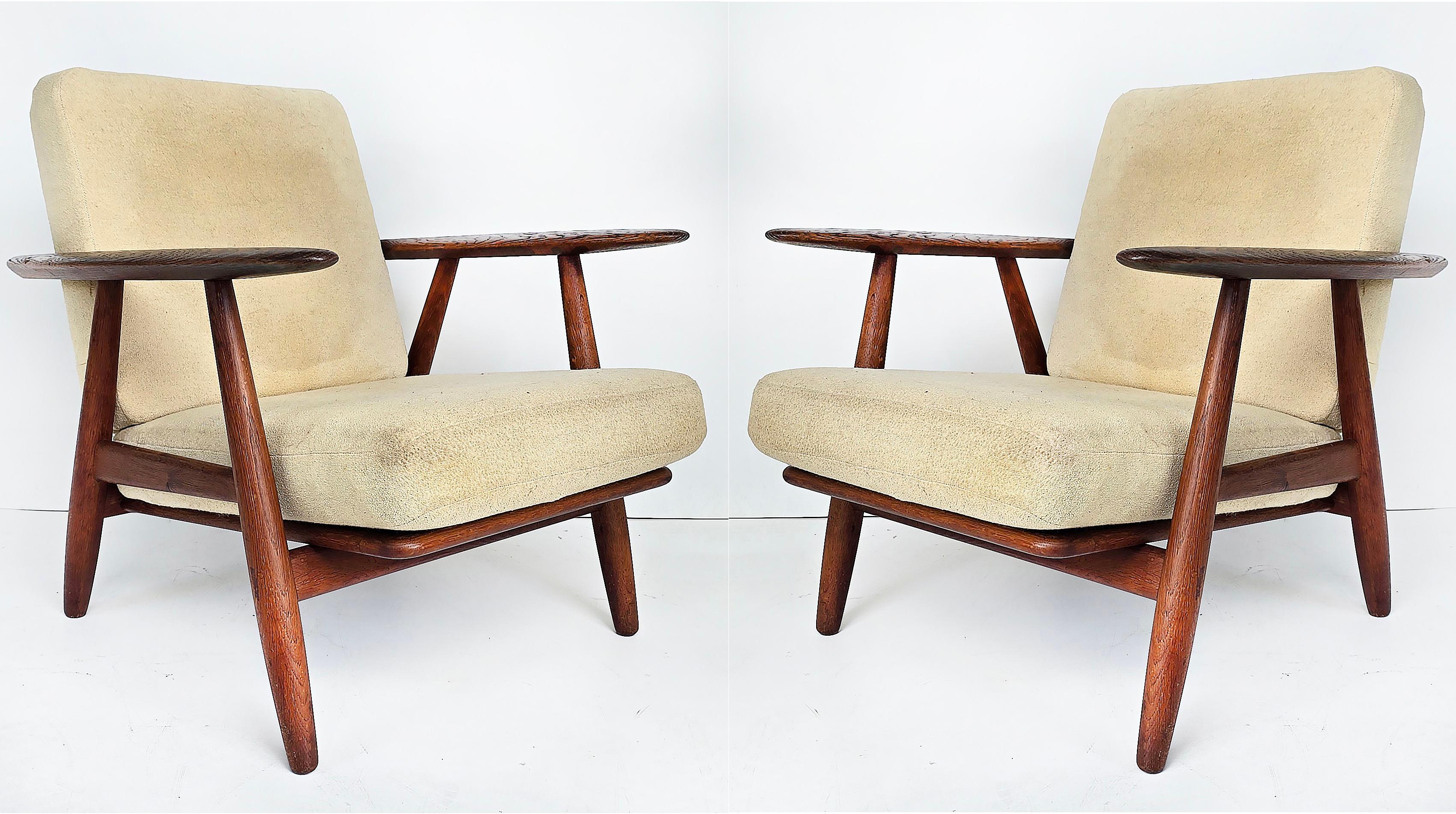 Sedie a sigaretta moderne danesi Hans Wegner GETAMA, ottomano, Danimarca, set di 3

In vendita una coppia di Charis Cigar originali di Hans Wegner per GETAMA con il pouf abbinato.
Questa classica poltrona lounge danese moderna di metà secolo, nota