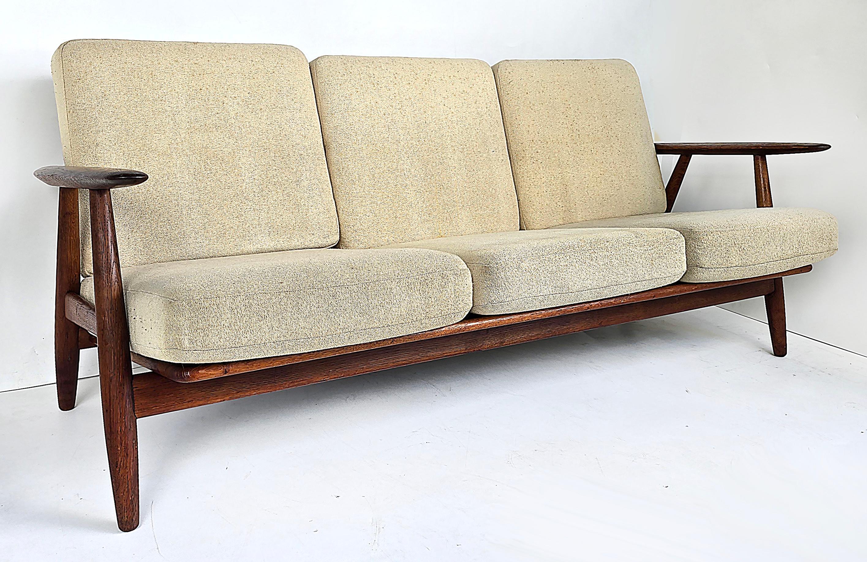 Sedie a sigaretta moderne danesi Hans Wegner GETAMA, ottomano, Danimarca, set di 3 in vendita 13