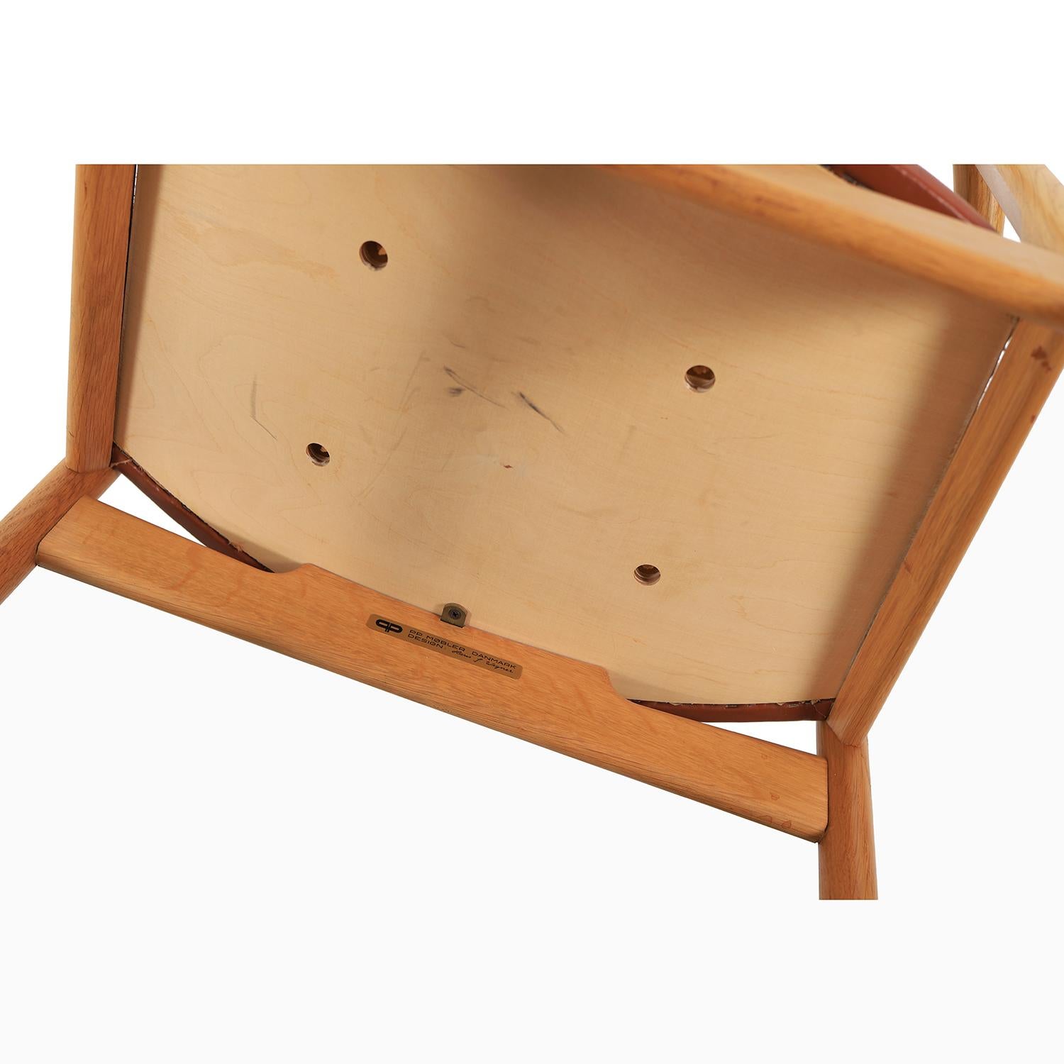 A Danish modern armchair designed by Danish Architect Hans J. Wegner and produced by PP Mobler. A design that emulated a lot of other Wegner’s famous designs. lacquered oak frame inlayed with wenge. A minimalistic design but with very complicated
