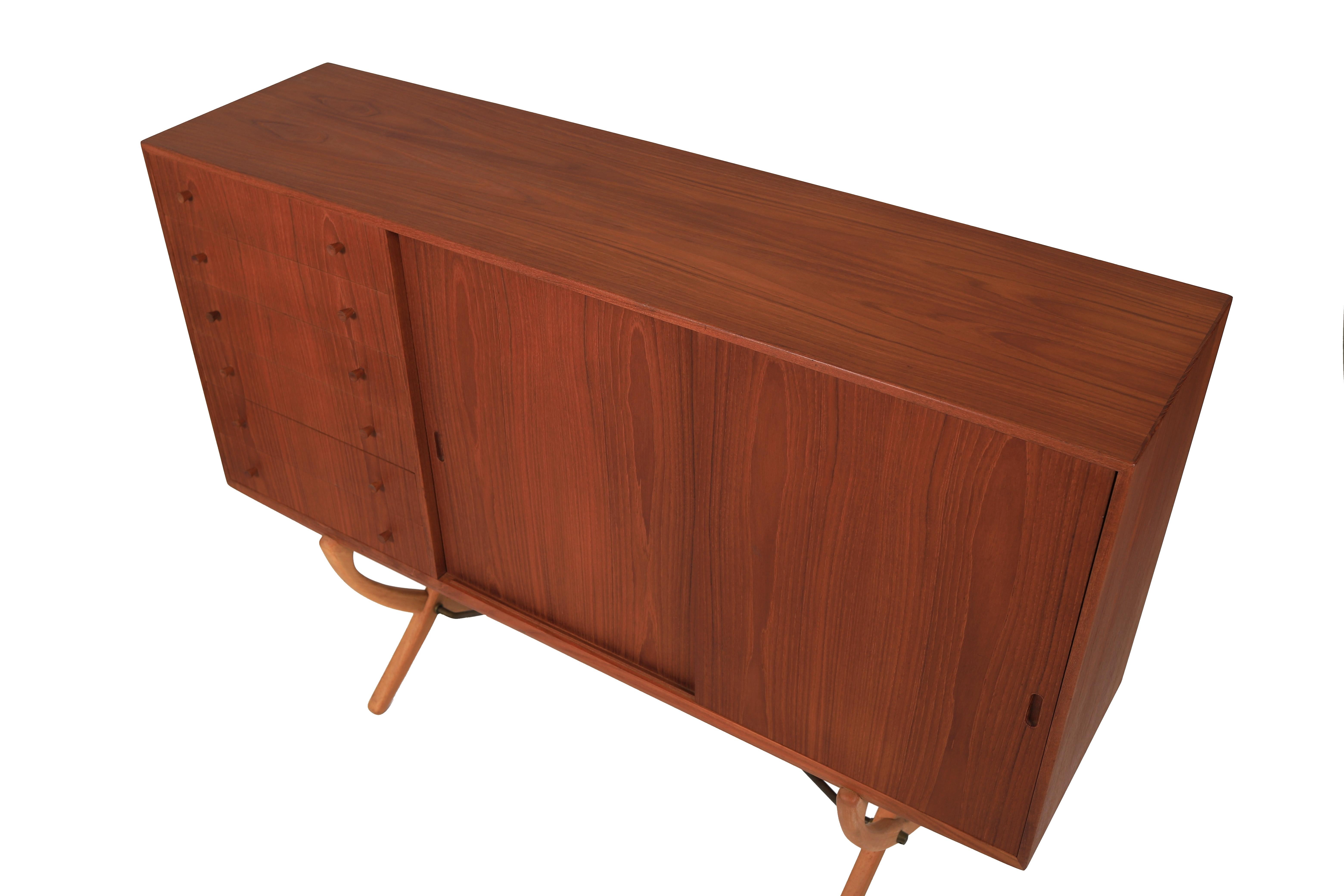 Aparador danés moderno Hans Wegner con patas de sable Haya en venta