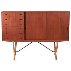 Aparador danés moderno Hans Wegner con patas de sable