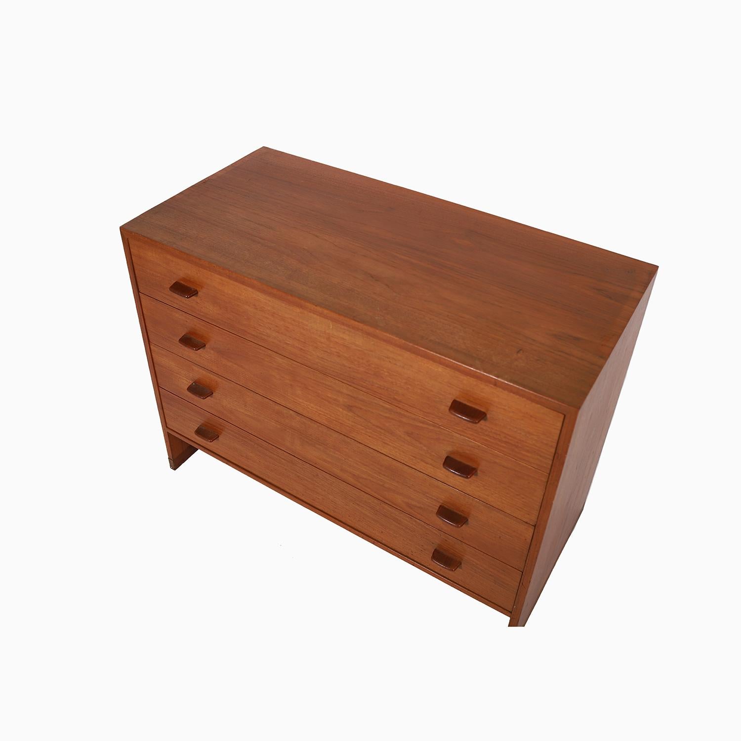 Danish Modern Hans Wenger RY Mobler Occasional Chest In Good Condition For Sale In Minneapolis, MN