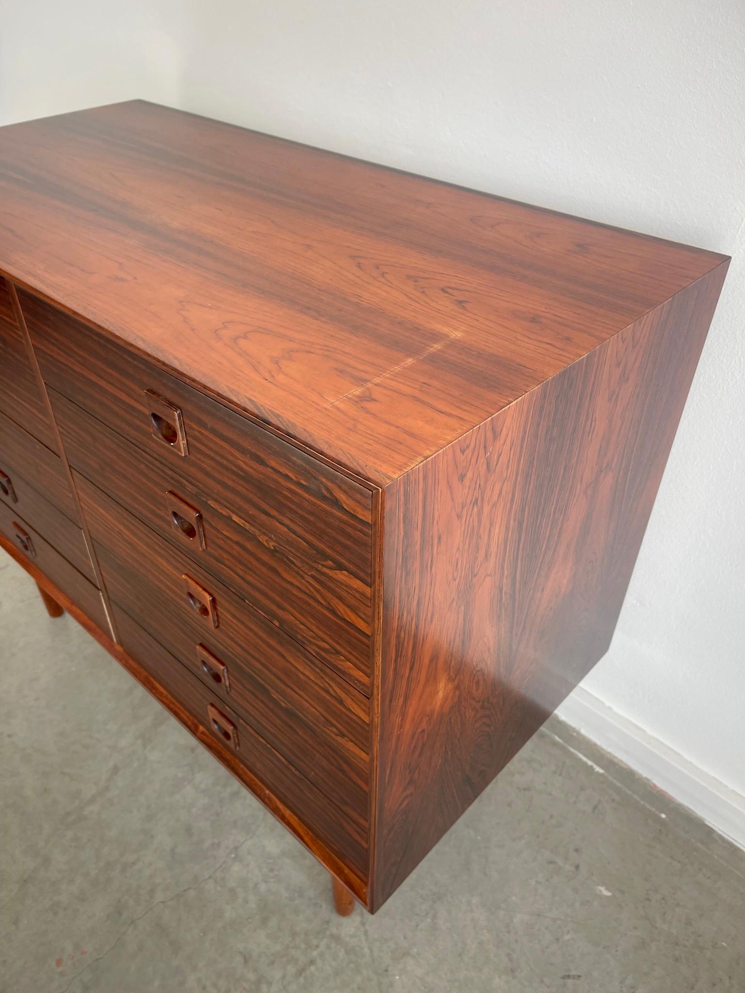 Commodo moderno danese in legno massiccio con dieci cassetti in vendita 3