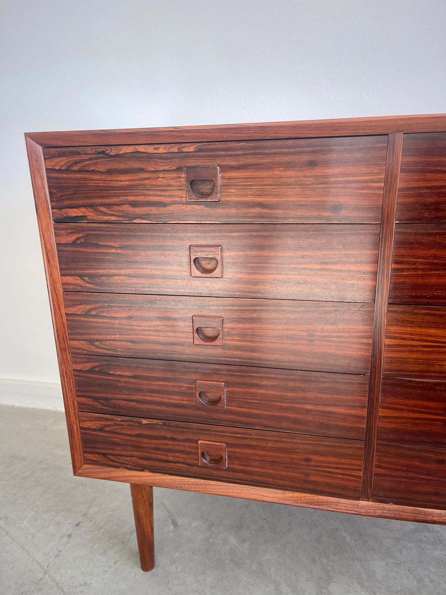 Commodo moderno danese in legno massiccio con dieci cassetti in vendita 5