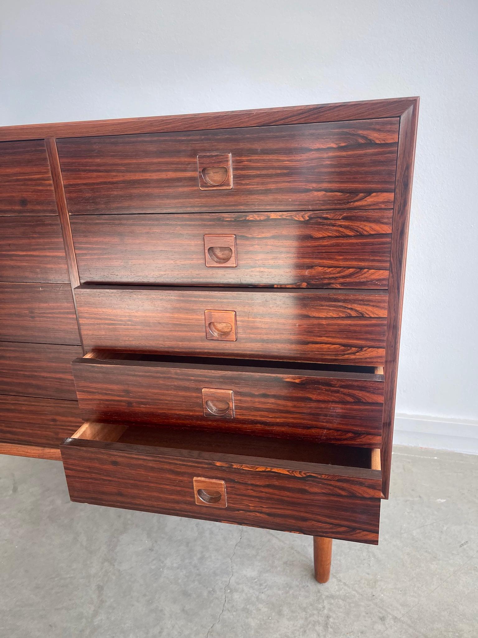 Commodo moderno danese in legno massiccio con dieci cassetti in vendita 6