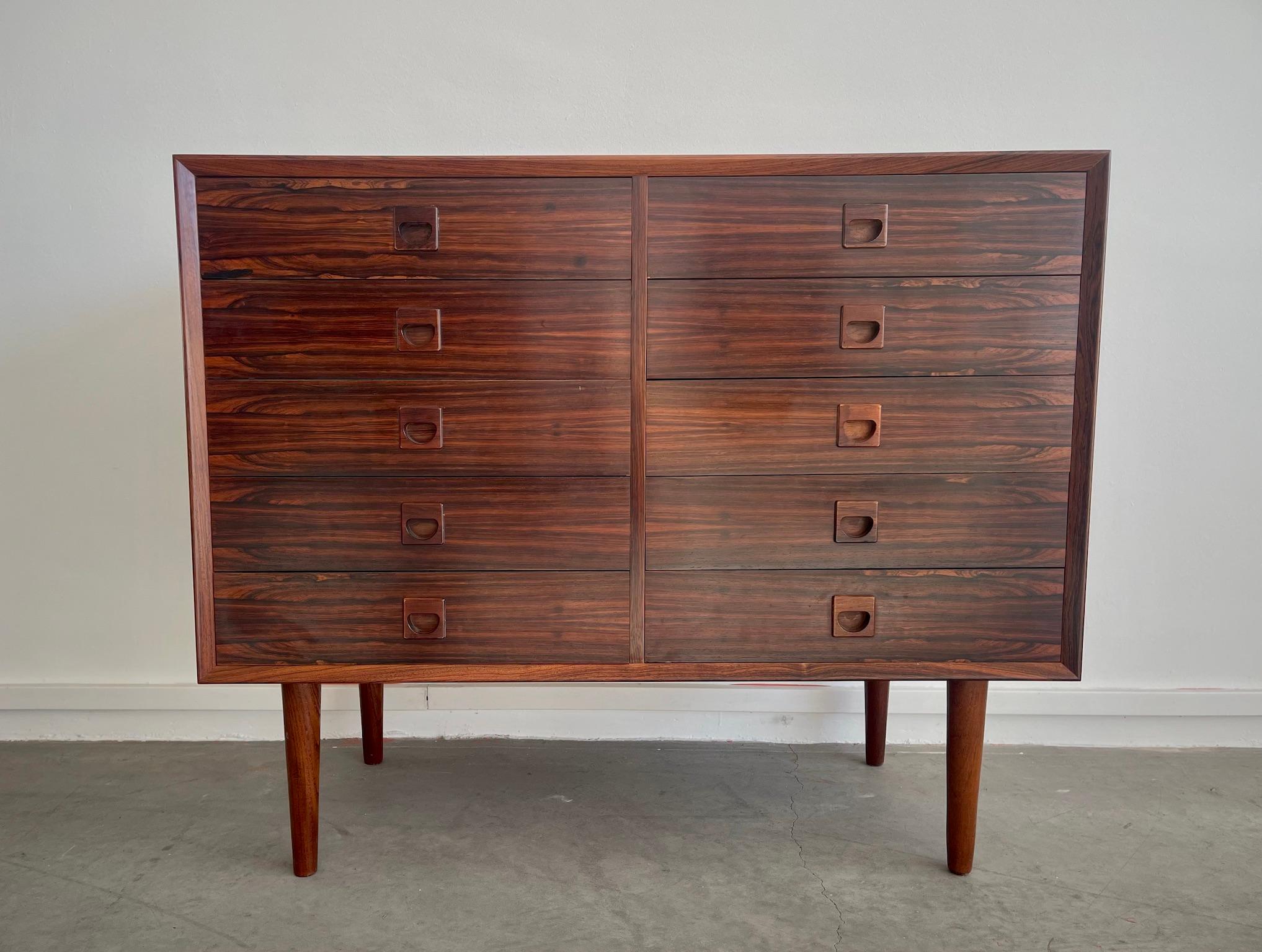 Mid-Century moderno Commodo moderno danese in legno massiccio con dieci cassetti in vendita