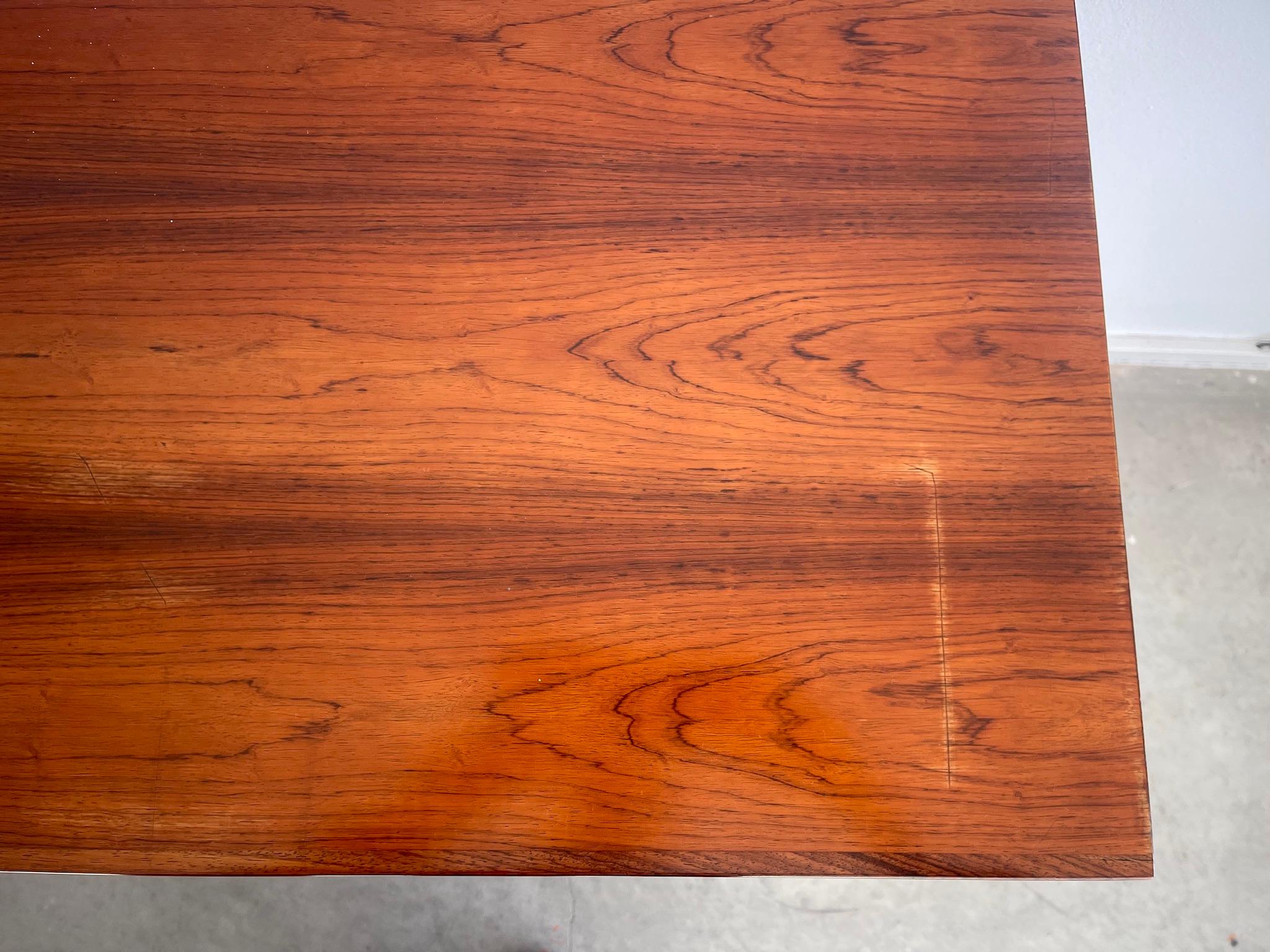 XX secolo Commodo moderno danese in legno massiccio con dieci cassetti in vendita