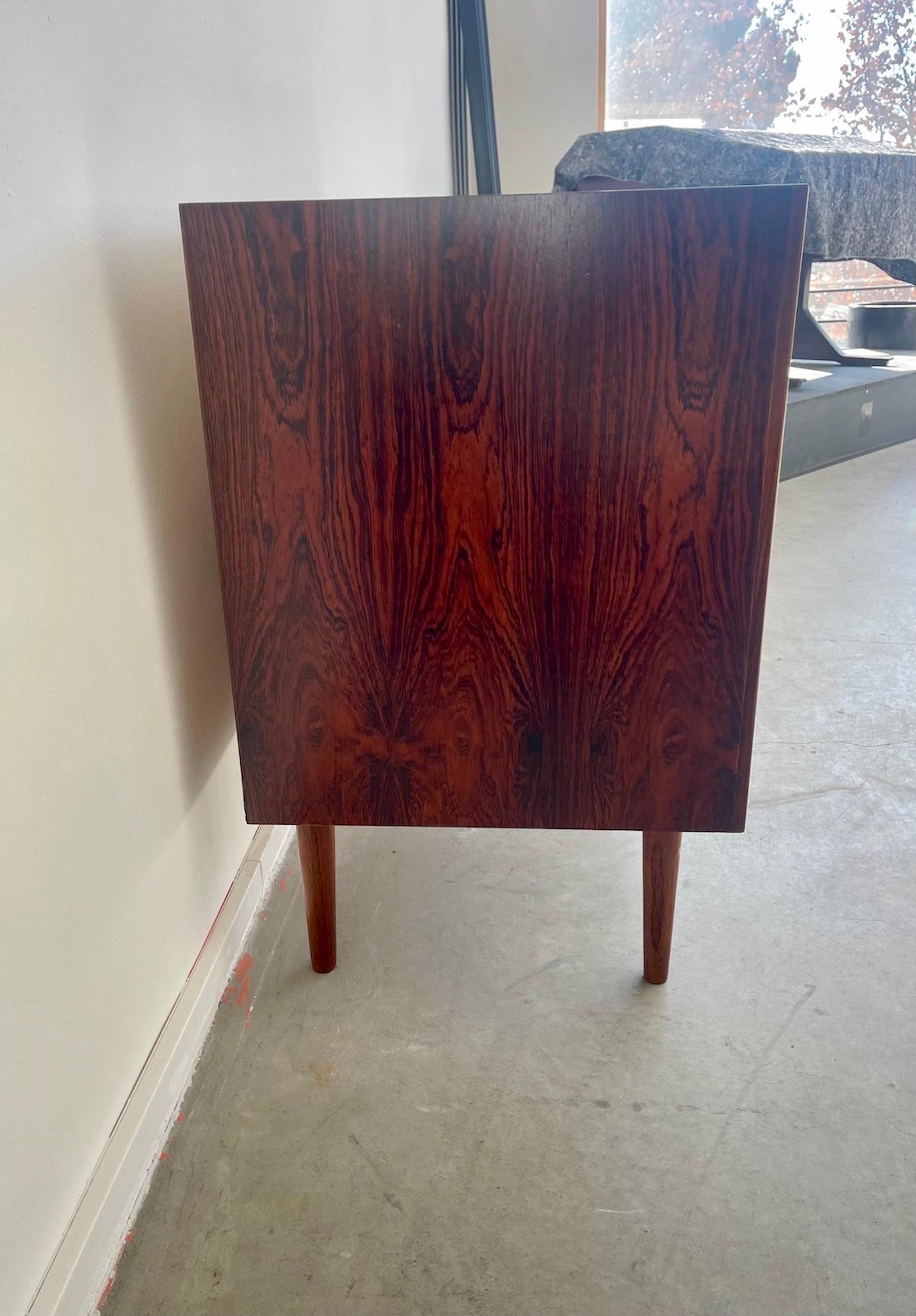 Commodo moderno danese in legno massiccio con dieci cassetti in vendita 1
