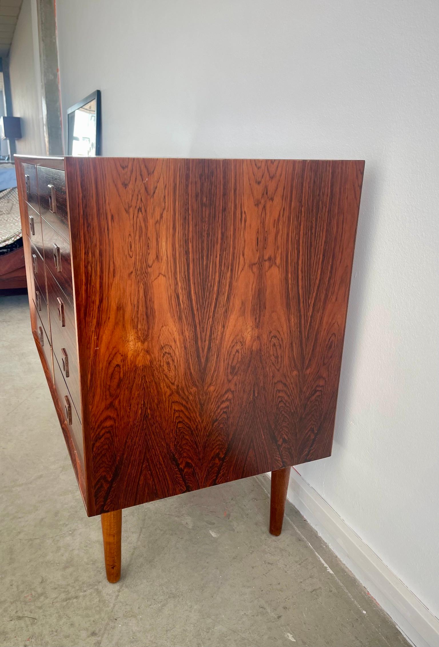 Commodo moderno danese in legno massiccio con dieci cassetti in vendita 2