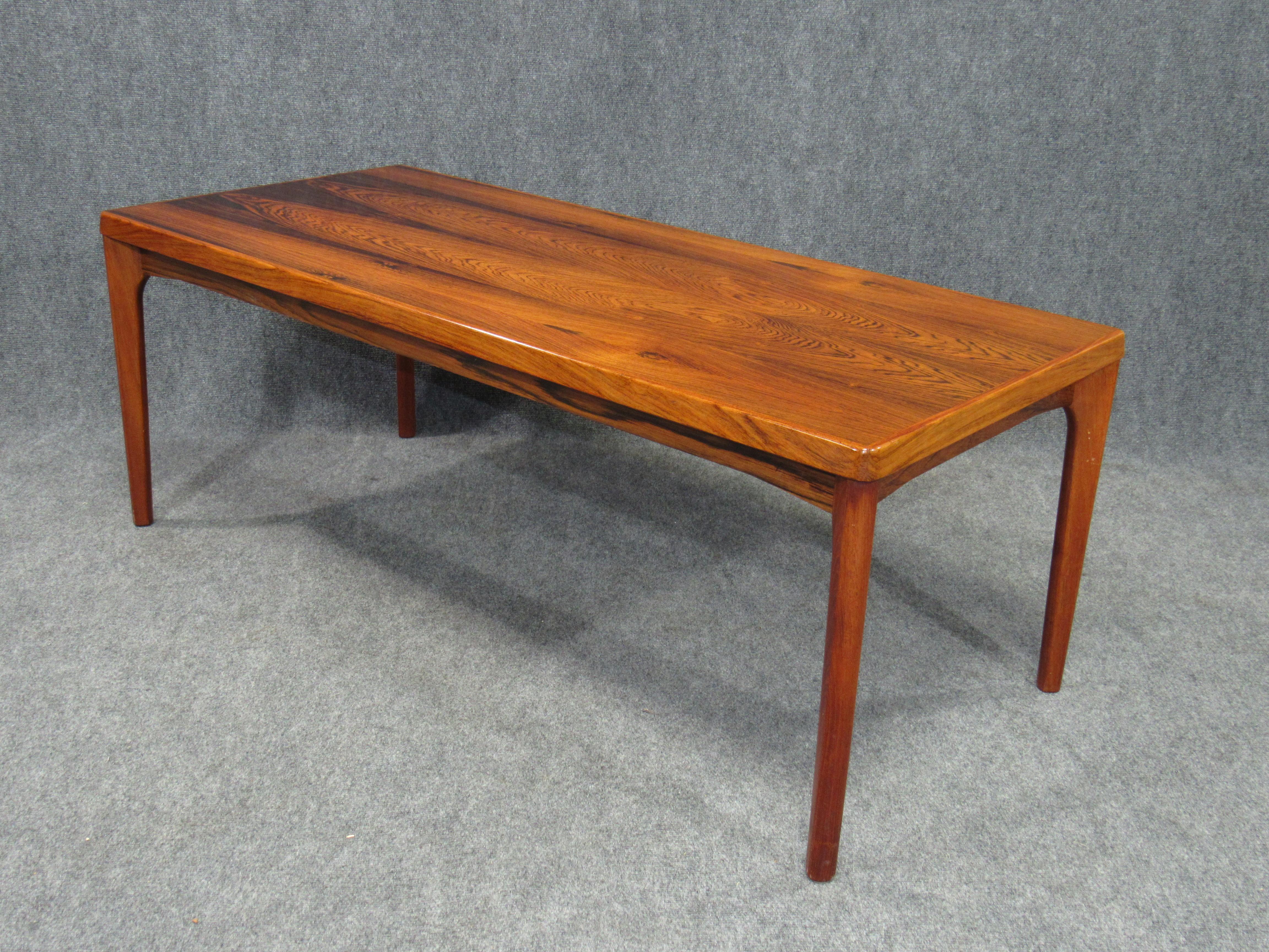 Mid-Century Modern Table basse moderne danoise en bois de rose Henning Kjaernulf pour Vejle Møbelfabrik en vente