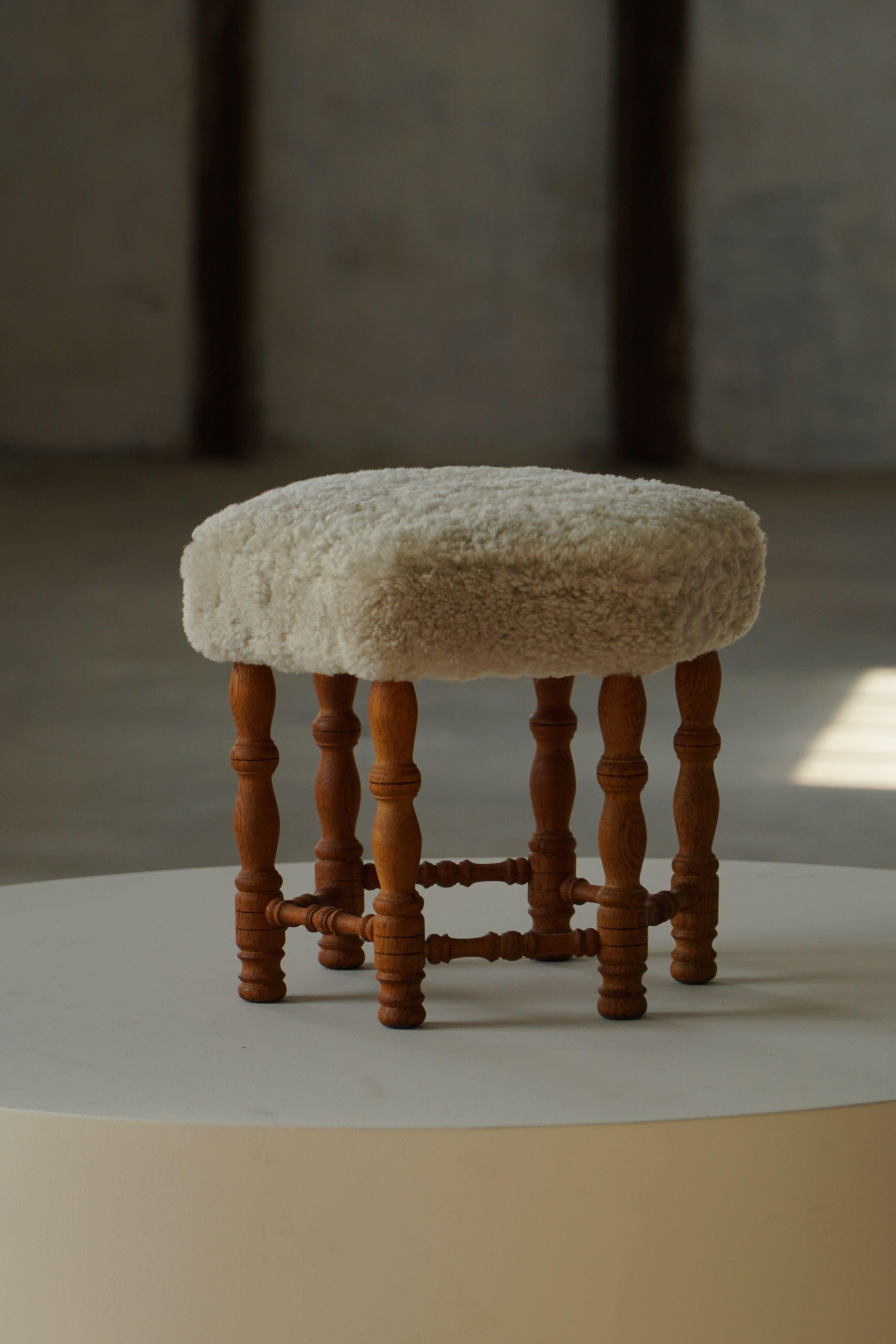 Tabouret hexagonal moderne danois, Oak Oak massif et laine de mouton, années 1950 en vente 2