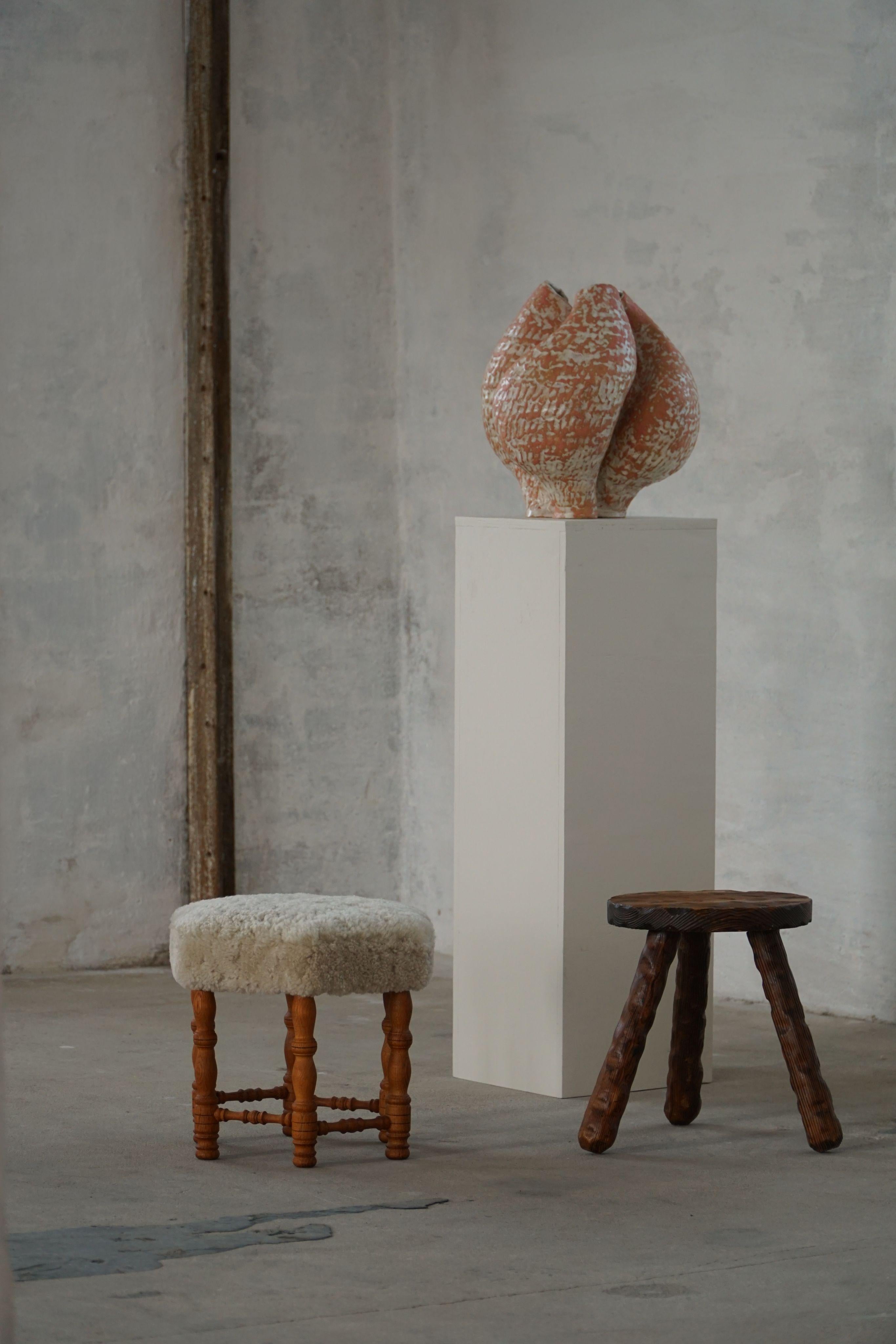 Scandinave moderne Tabouret hexagonal moderne danois, Oak Oak massif et laine de mouton, années 1950 en vente