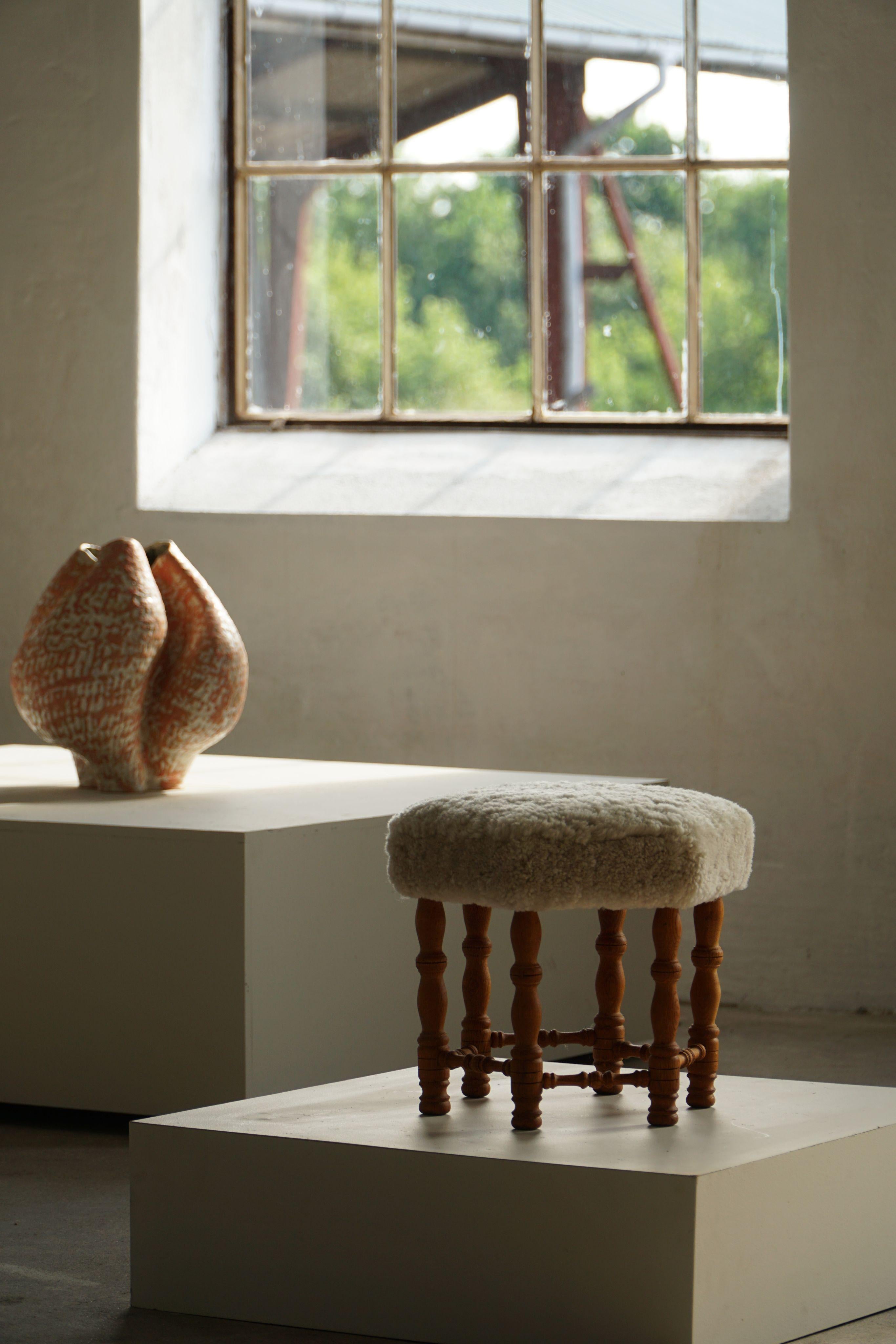 Danois Tabouret hexagonal moderne danois, Oak Oak massif et laine de mouton, années 1950 en vente