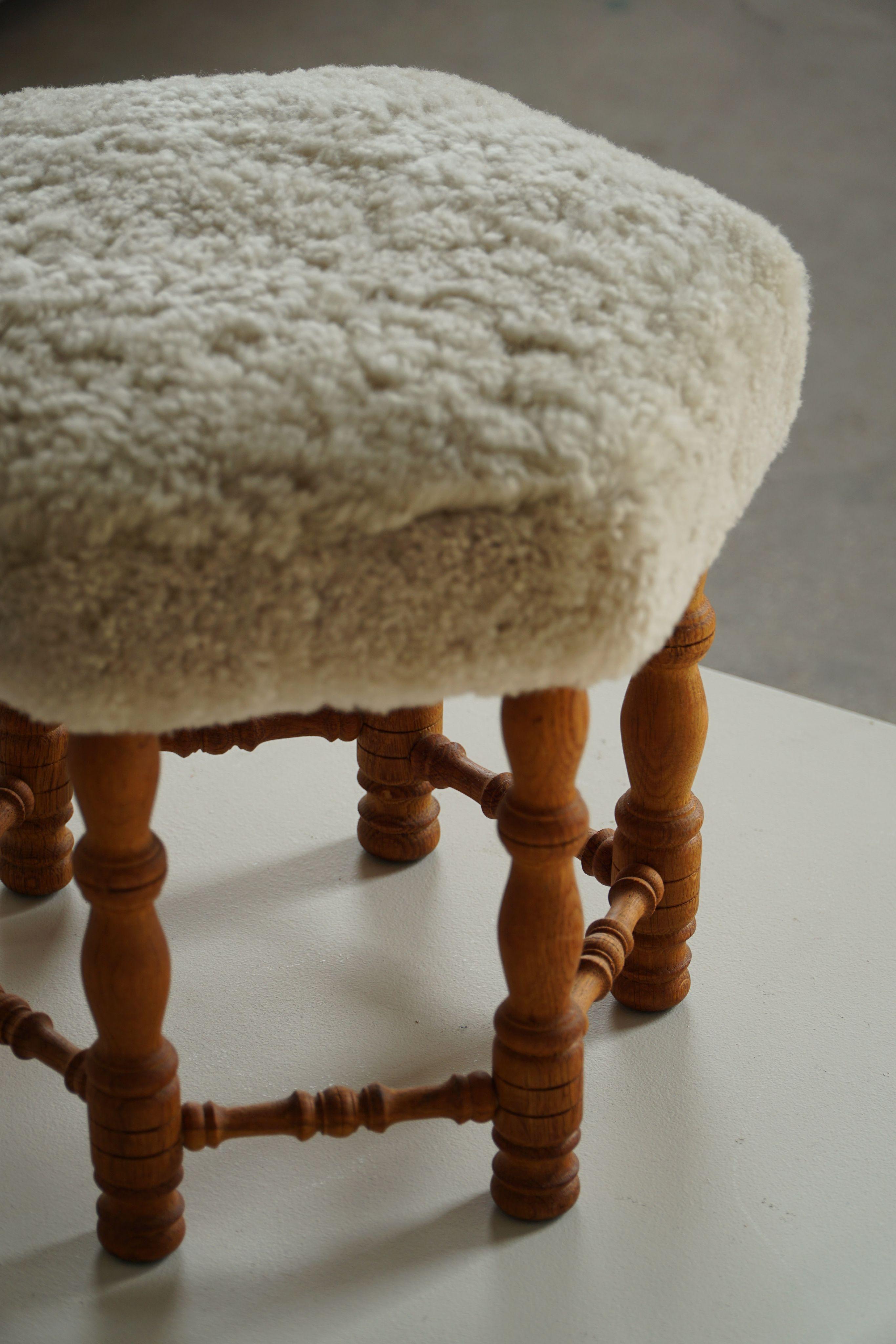 Fait main Tabouret hexagonal moderne danois, Oak Oak massif et laine de mouton, années 1950 en vente