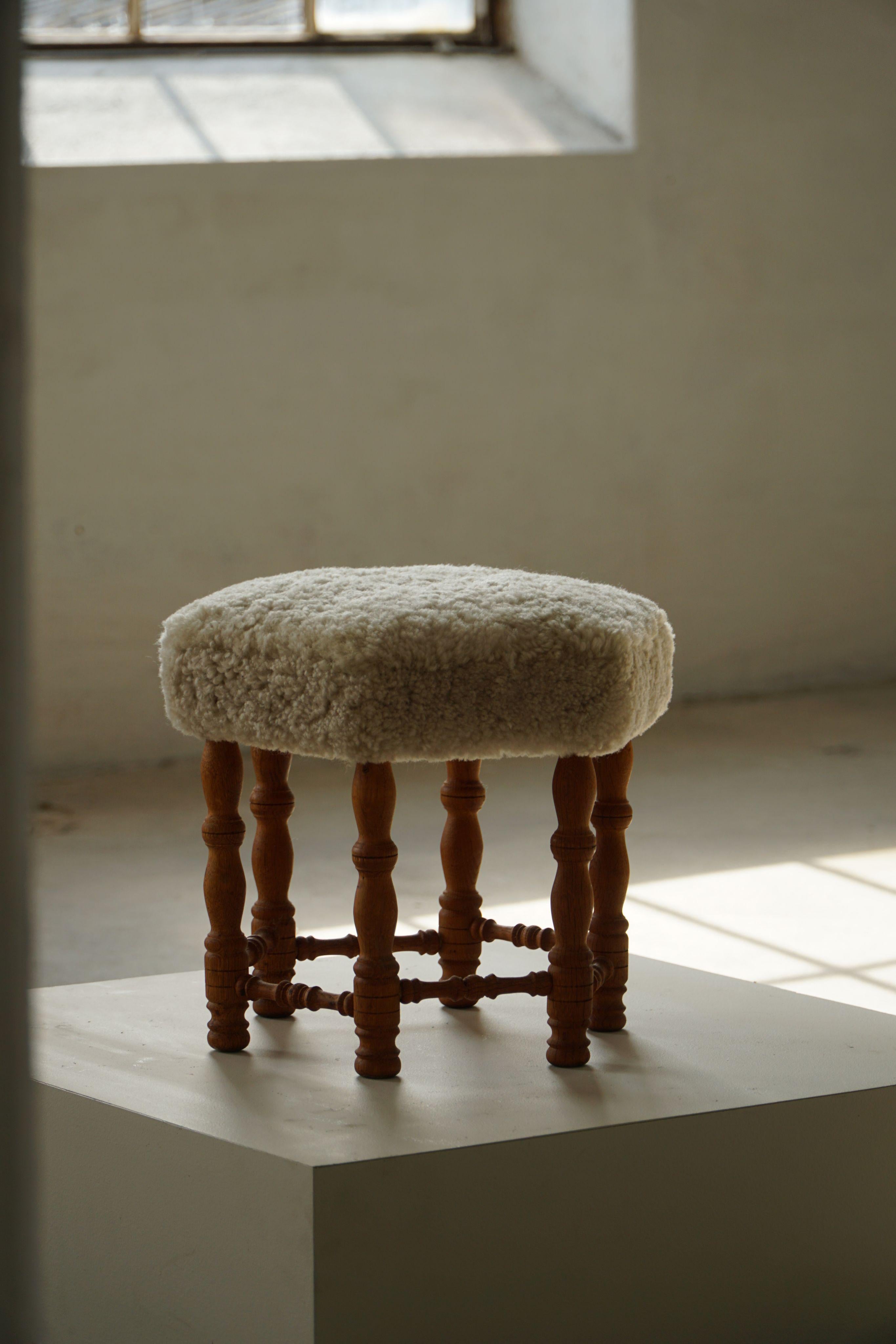 Cuir d'agneau Tabouret hexagonal moderne danois, Oak Oak massif et laine de mouton, années 1950 en vente