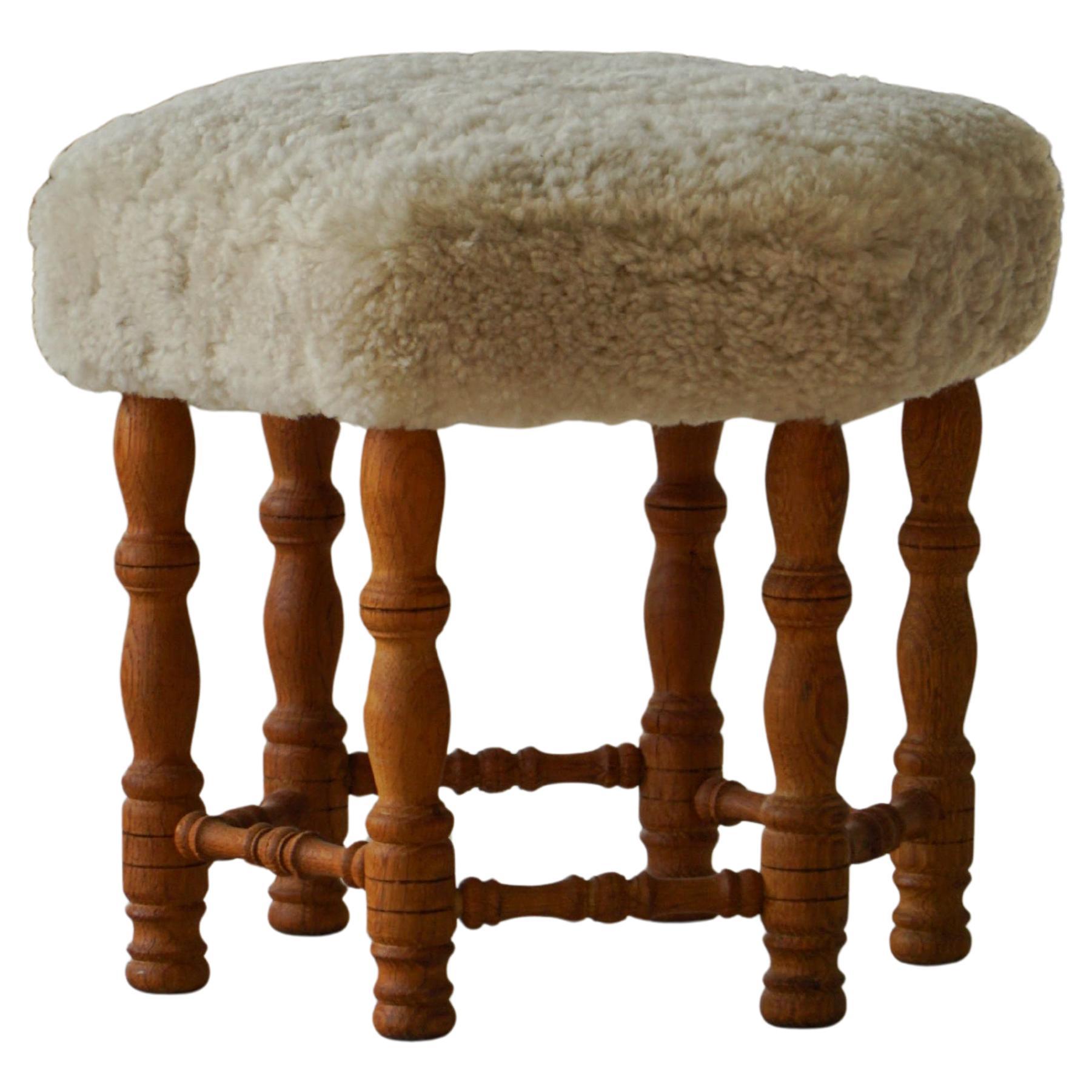 Tabouret hexagonal moderne danois, Oak Oak massif et laine de mouton, années 1950 en vente