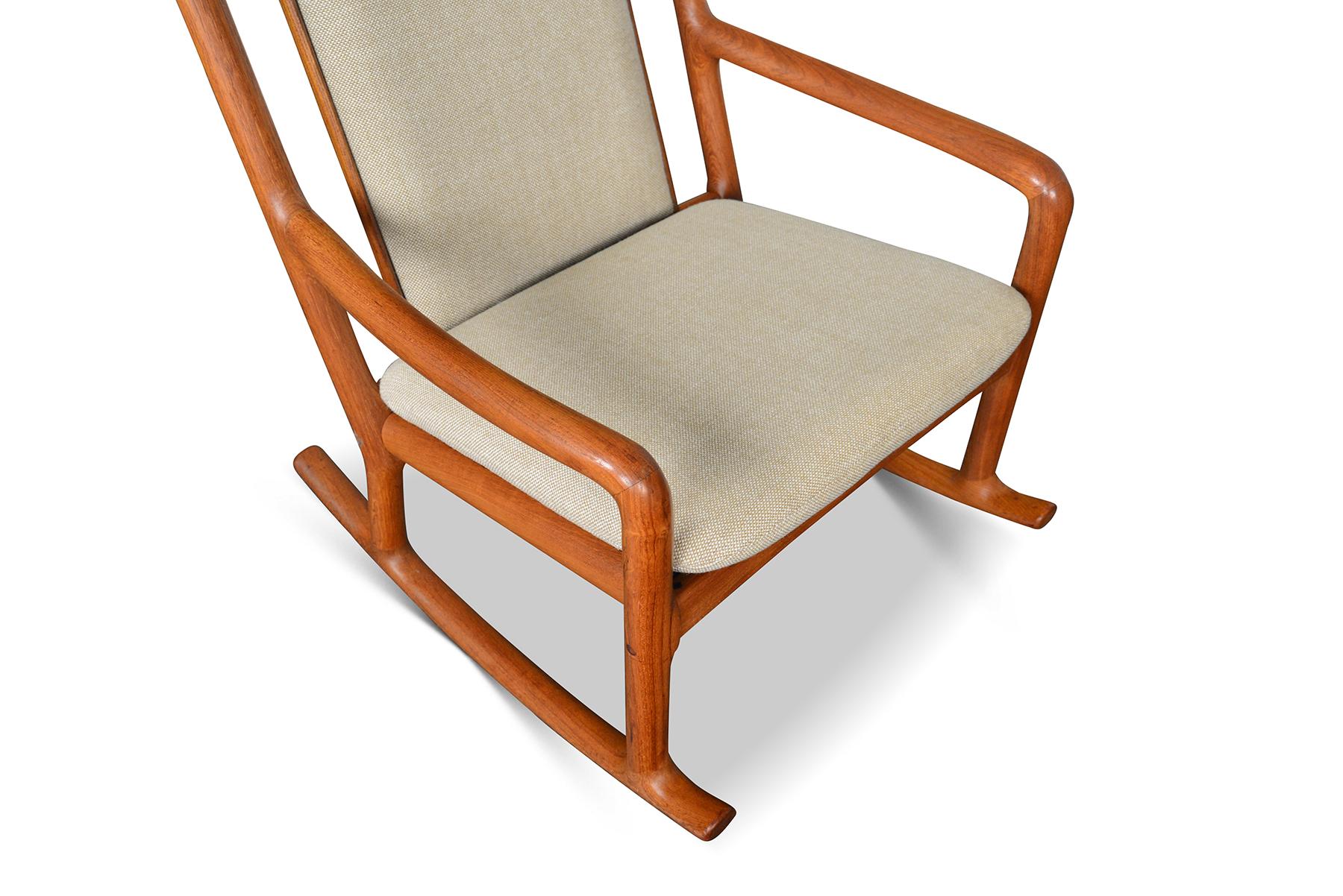 Mid-Century Modern Fauteuil à bascule danois moderne à haut dossier en teck massif de Juul Kristensen en vente