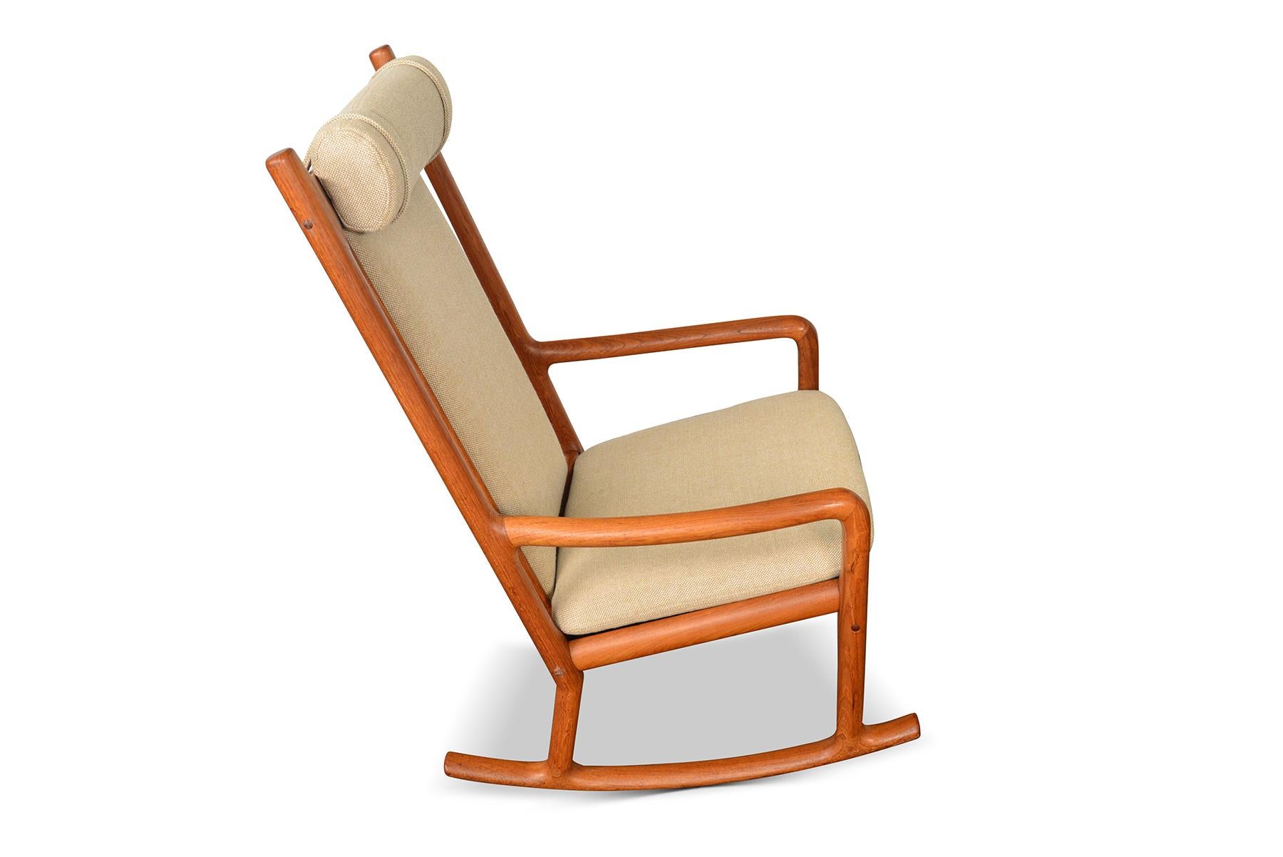 20ième siècle Fauteuil à bascule danois moderne à haut dossier en teck massif de Juul Kristensen en vente