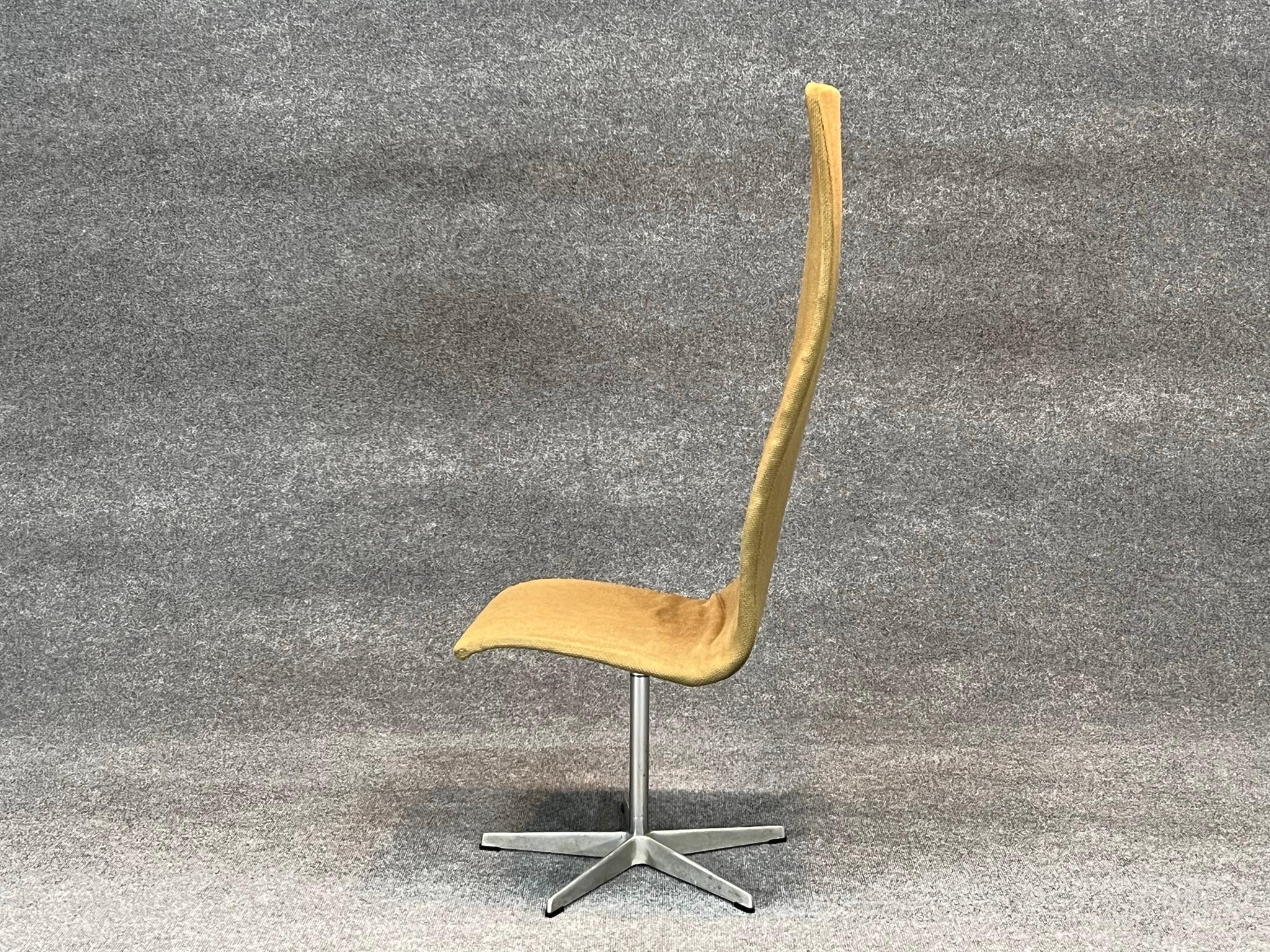 Danish Modern High Back Swivel Oxford chair by Arne Jacobsen for Fritz Hansen In Good Condition In Belmont, MA
