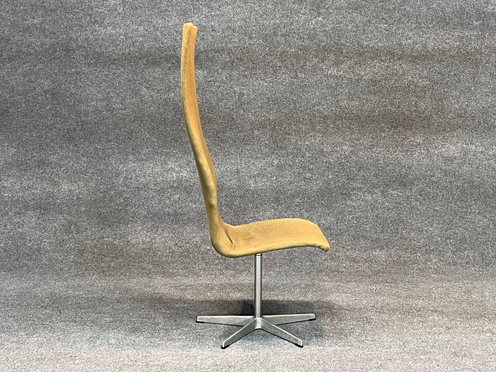 Danish Modern High Back Swivel Oxford chair by Arne Jacobsen for Fritz Hansen In Good Condition For Sale In Belmont, MA