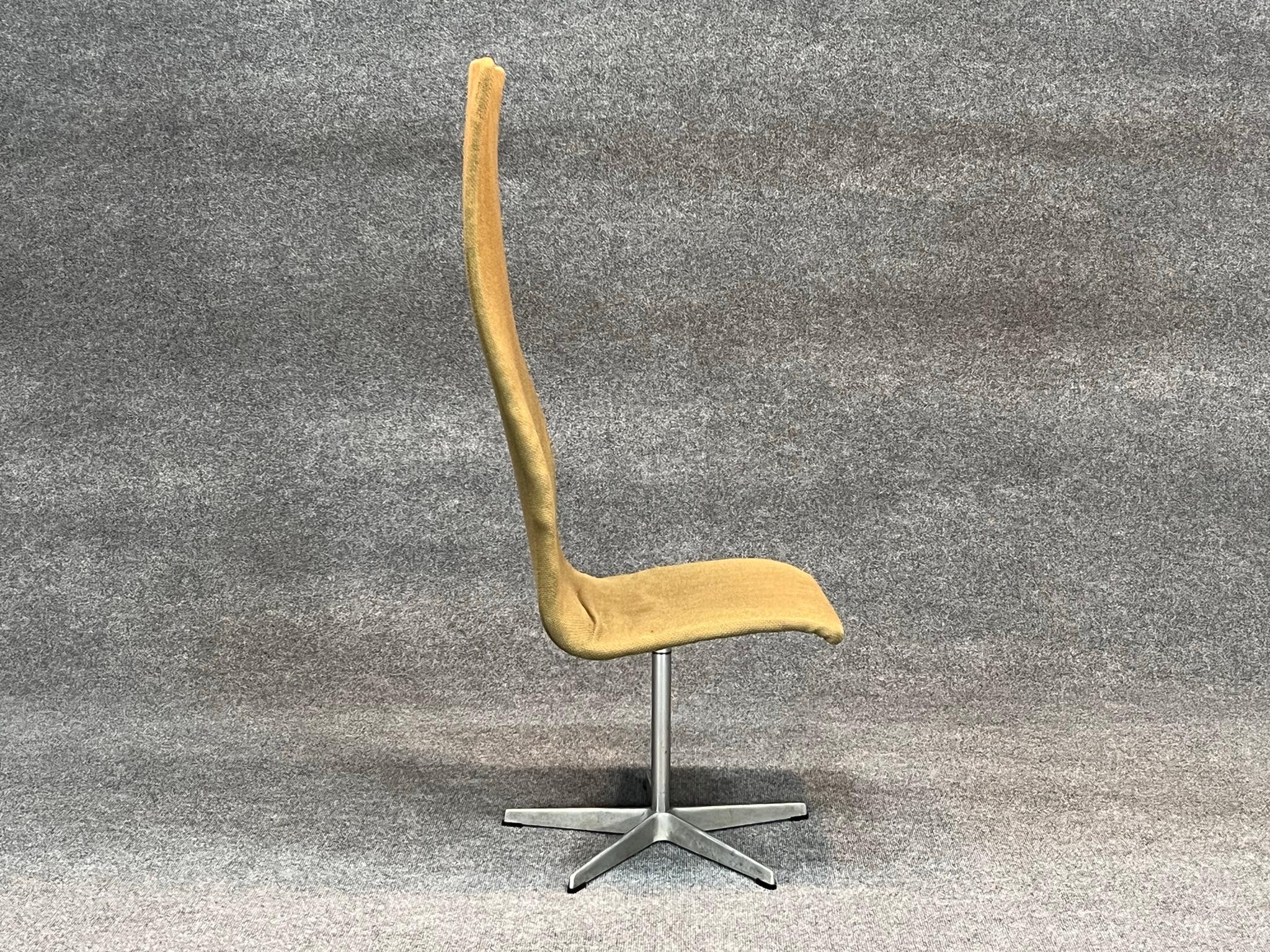 Chaise Oxford pivotante danoise moderne à haut dossier d'Arne Jacobsen pour Fritz Hansen Bon état - En vente à Belmont, MA