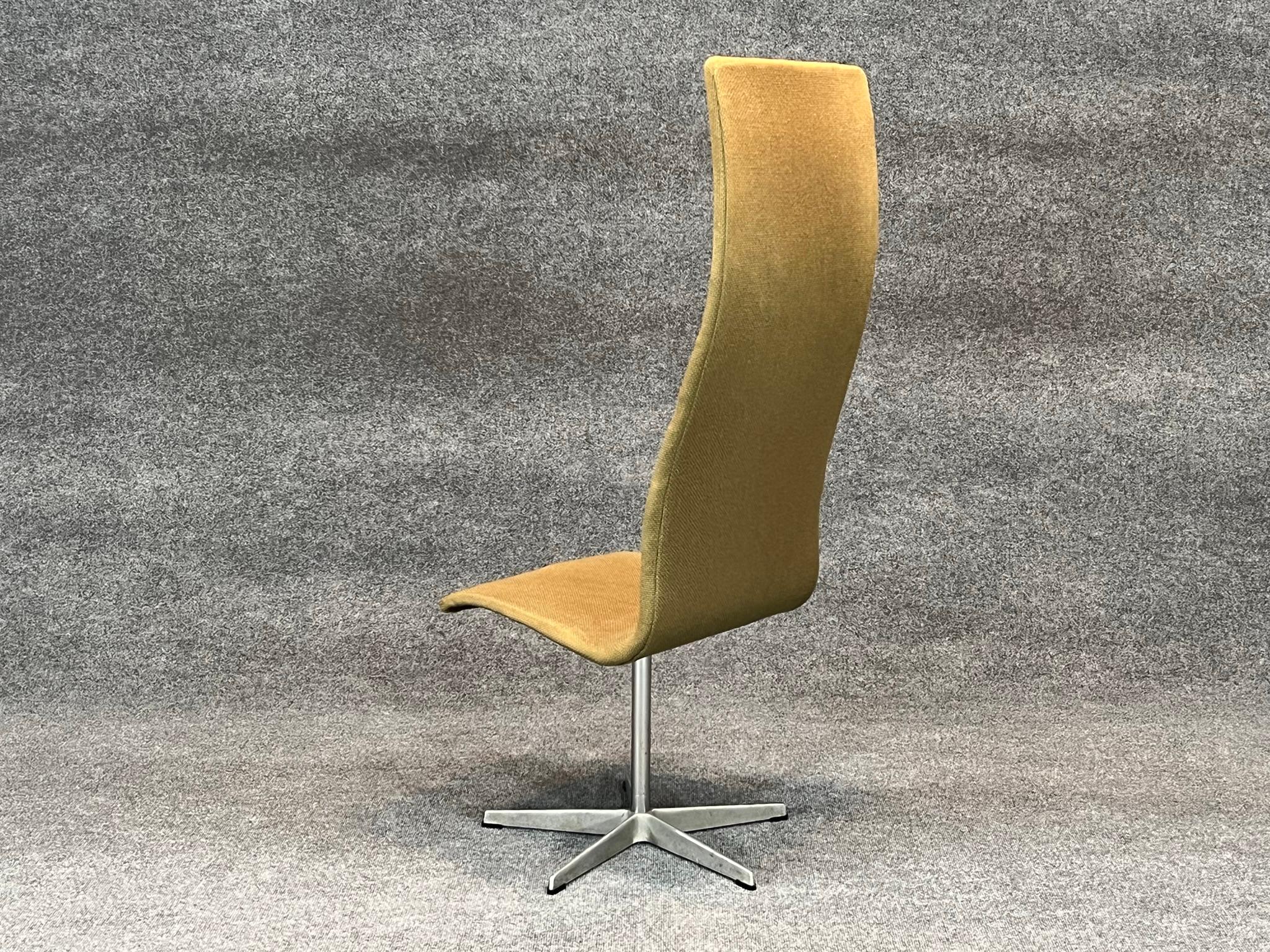 Milieu du XXe siècle Chaise Oxford pivotante danoise moderne à haut dossier d'Arne Jacobsen pour Fritz Hansen en vente