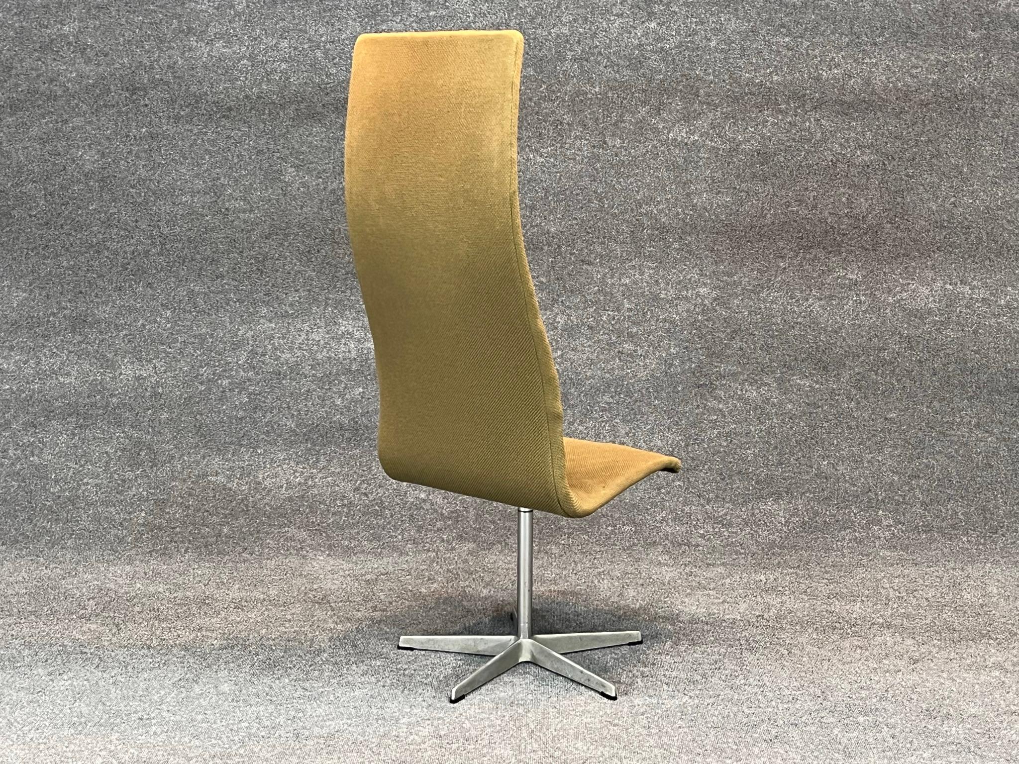 Danish Modern High Back Swivel Oxford chair by Arne Jacobsen for Fritz Hansen For Sale 1