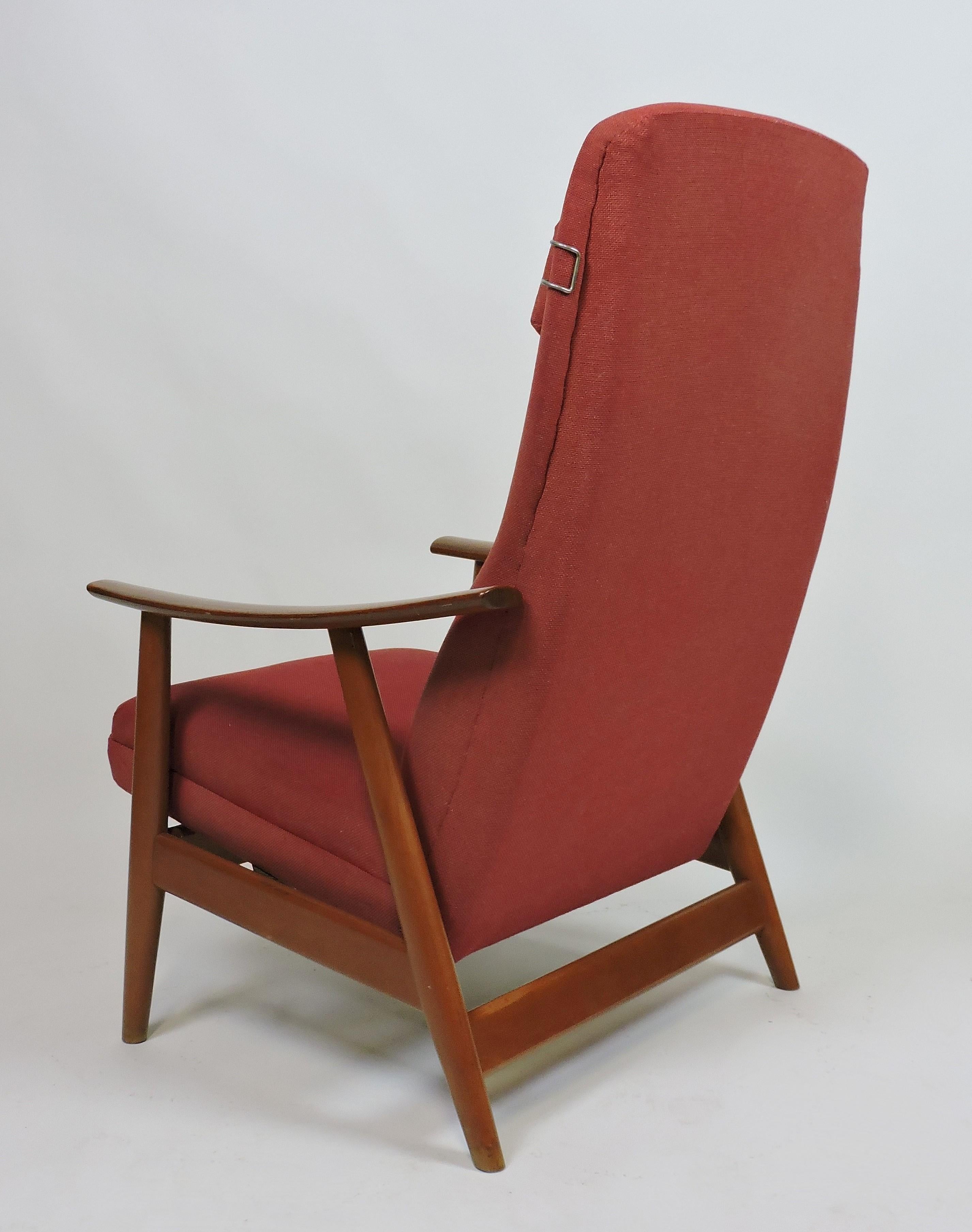 Magnifique et confortable fauteuil Combi Star à haut dossier, conçu par Arnt Lande et fabriqué en Norvège par Stokke Mobler. Grâce au levier latéral, ce fauteuil peut être verrouillé en position verticale ou inclinée ou, une fois déverrouillé,