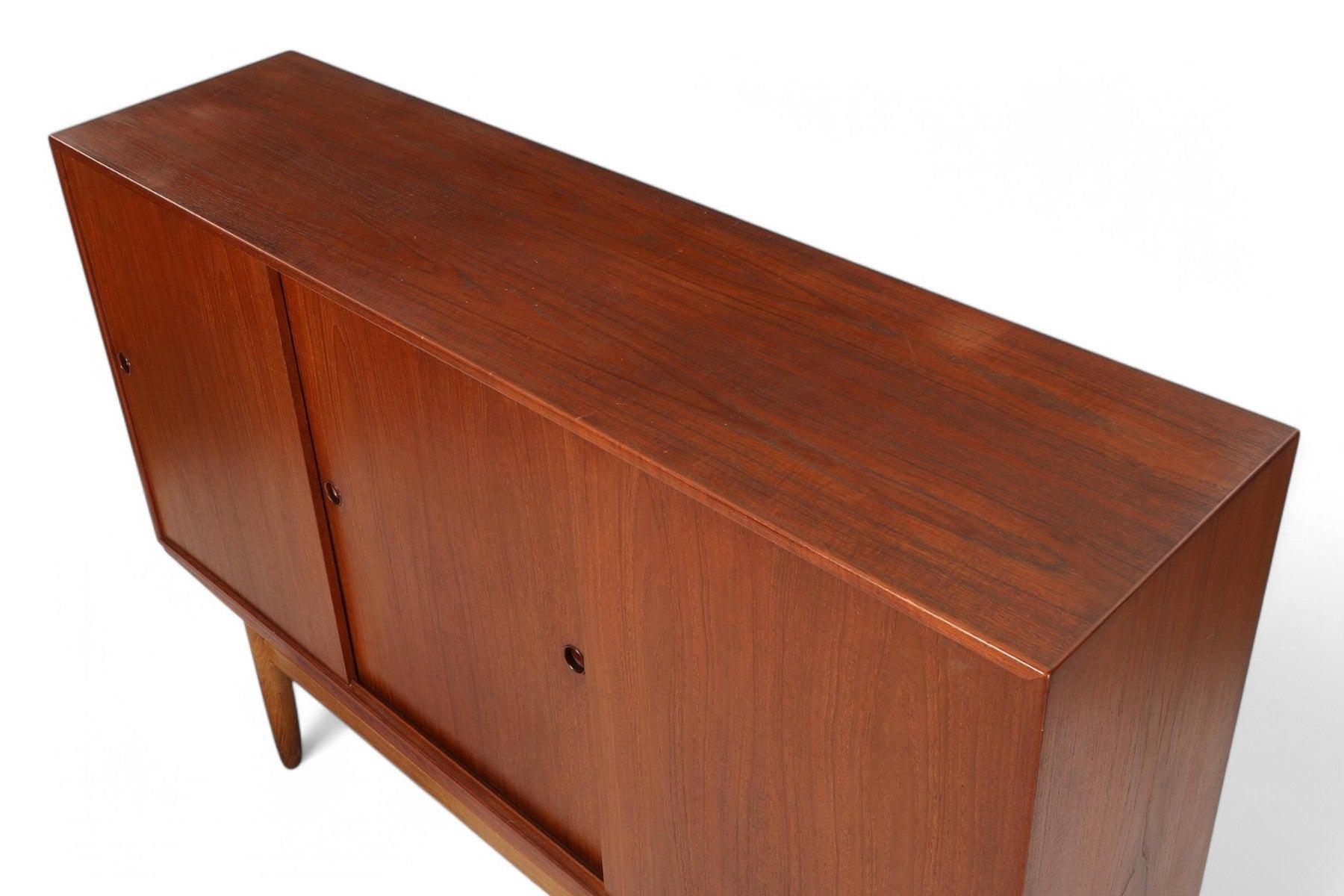 Origine: Danimarca
Progettista: Sconosciuto
Produttore: Sconosciuto
Epoca: anni '60
Materiali: Teak, Oak
Misure: 67″ di larghezza x 17,25″ di profondità x 47,75″ di altezza