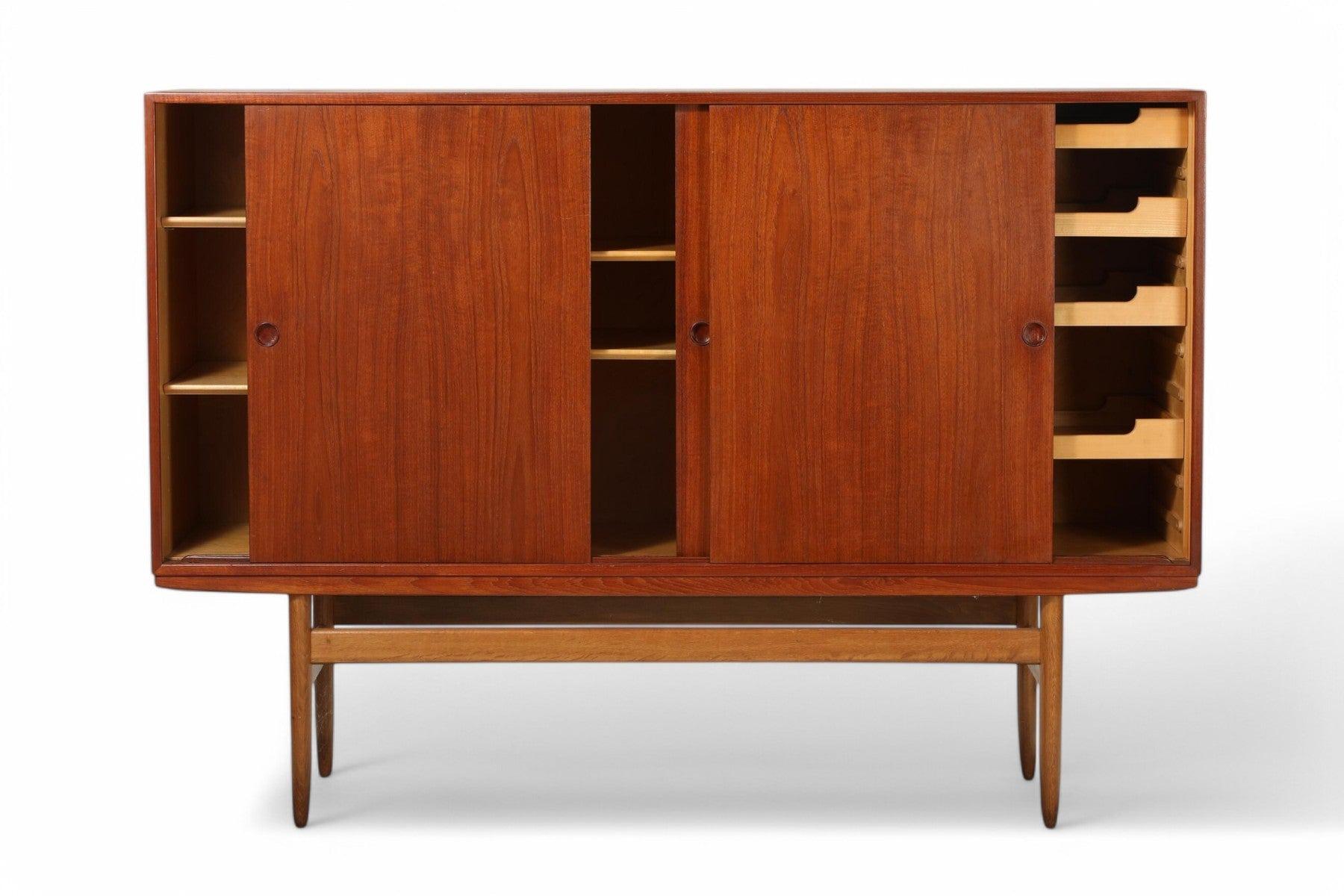 Mid-Century moderno Credenza alta moderna danese in teak in vendita