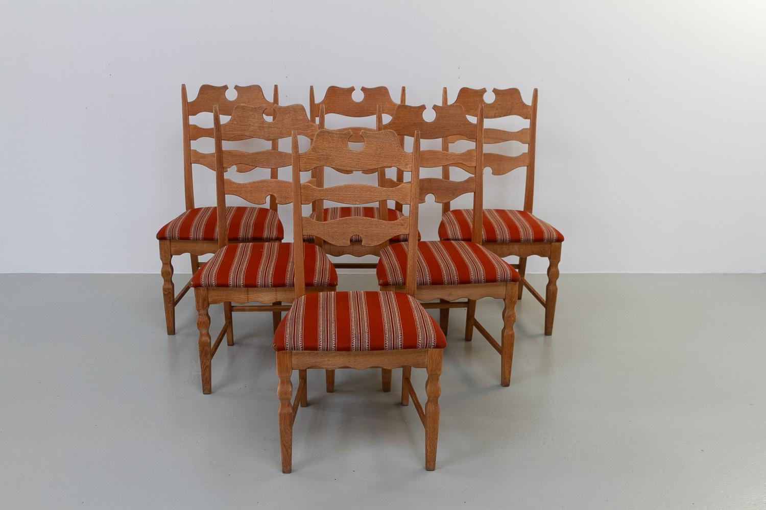 Danish Modern High Back Razor Blade Oak Chairs by Henning/Henry Kjærnulf, for EG Møbler, Denmark 1960s. Set of six.

Vintage Danish dining chairs in solid nordic oak with original upholstery.

This highback model offers great back support as well as
