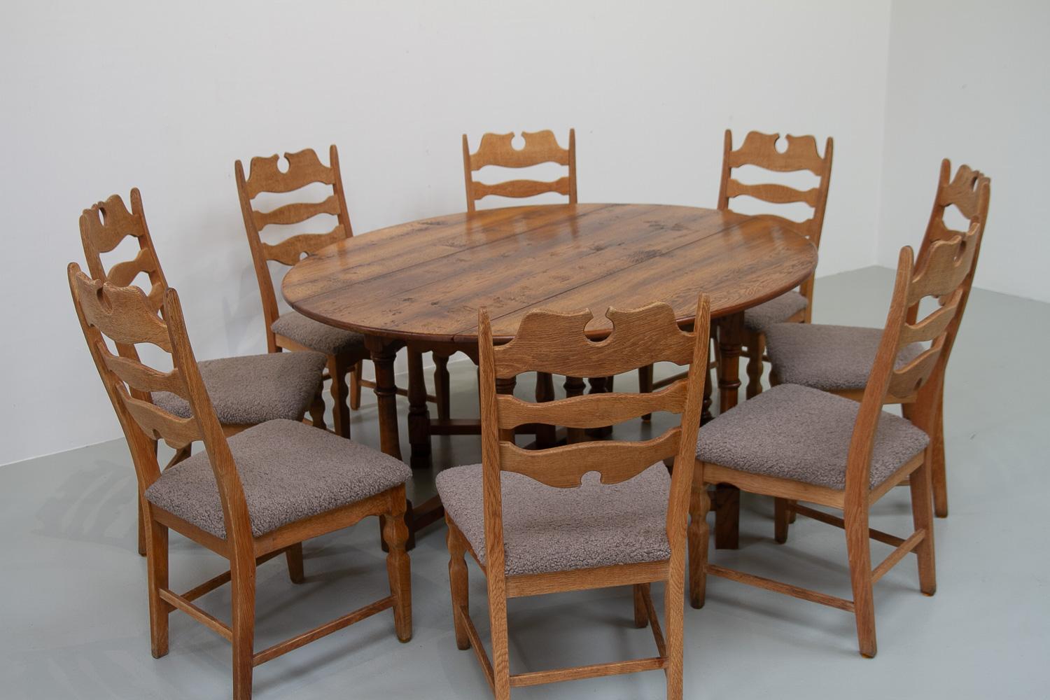 Danish Modern High Back Razor Blade Oak Chairs by Henning/Henry Kjærnulf, for EG Møbler, Denmark 1960s. Set of eight.

Vintage Danish dining chairs in solid nordic oak. Seats have been reupholstered with new high density foam and beige/light brown