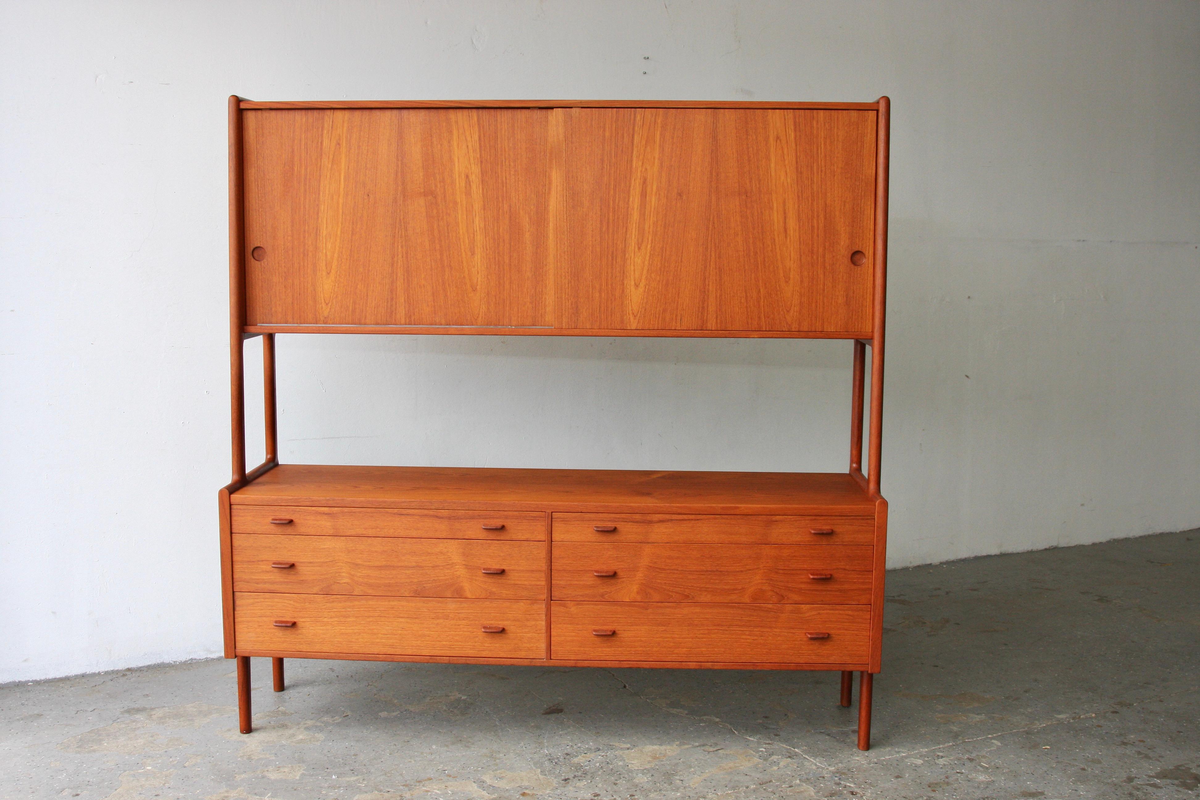 Danish Modern Highboard RY 20 by Hans Wegner RY Møbler, Teak Credenza 

        Design: Hans J Wegner
Producer: Ry Mobler
Model: RY 20
Made December 7th 1958
Vintage teak sideboard / wall unit in warm colour teak with elevated upper cabinet with 2