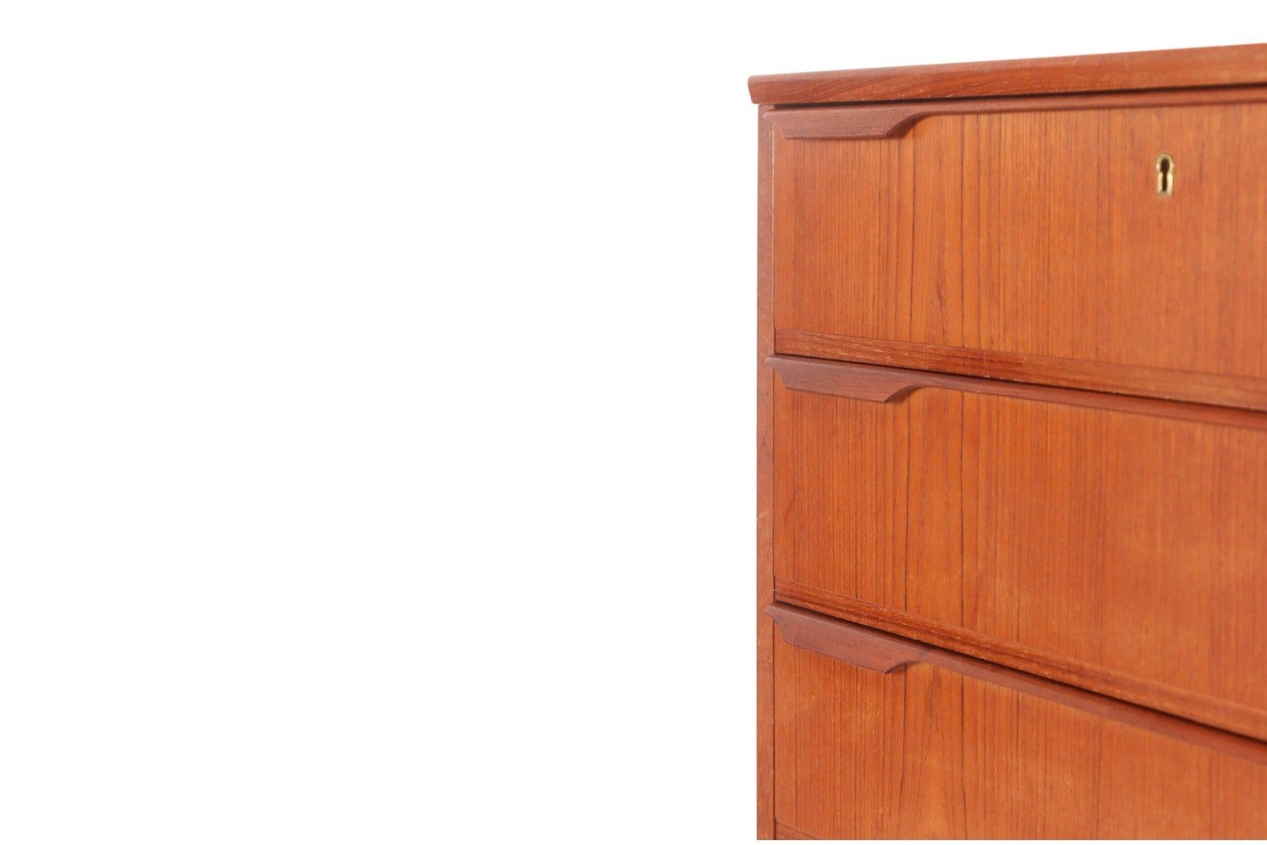 Origin: Denmark
Designer: Trekanten Møbelfabrik
Manufacturer: Trekanten Møbelfabrik
Era: 1950s
Materials: Teak
Measurements: 32.25