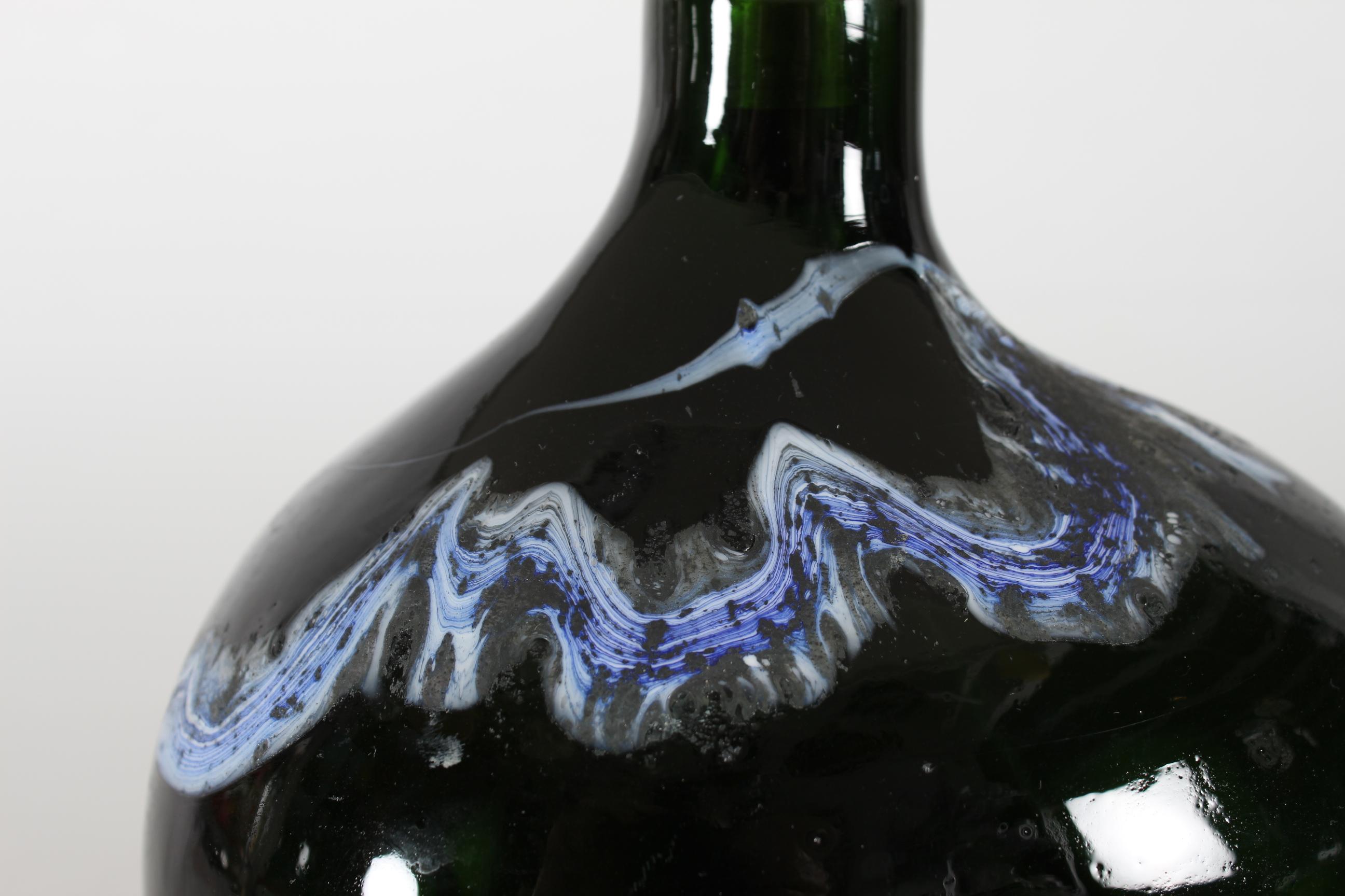 Lampe sculpturale danoise du milieu du siècle en verre soufflé à la main, conçue par Michael Bang et fabriquée par Holmegaard. 
Elle est issue de la série 