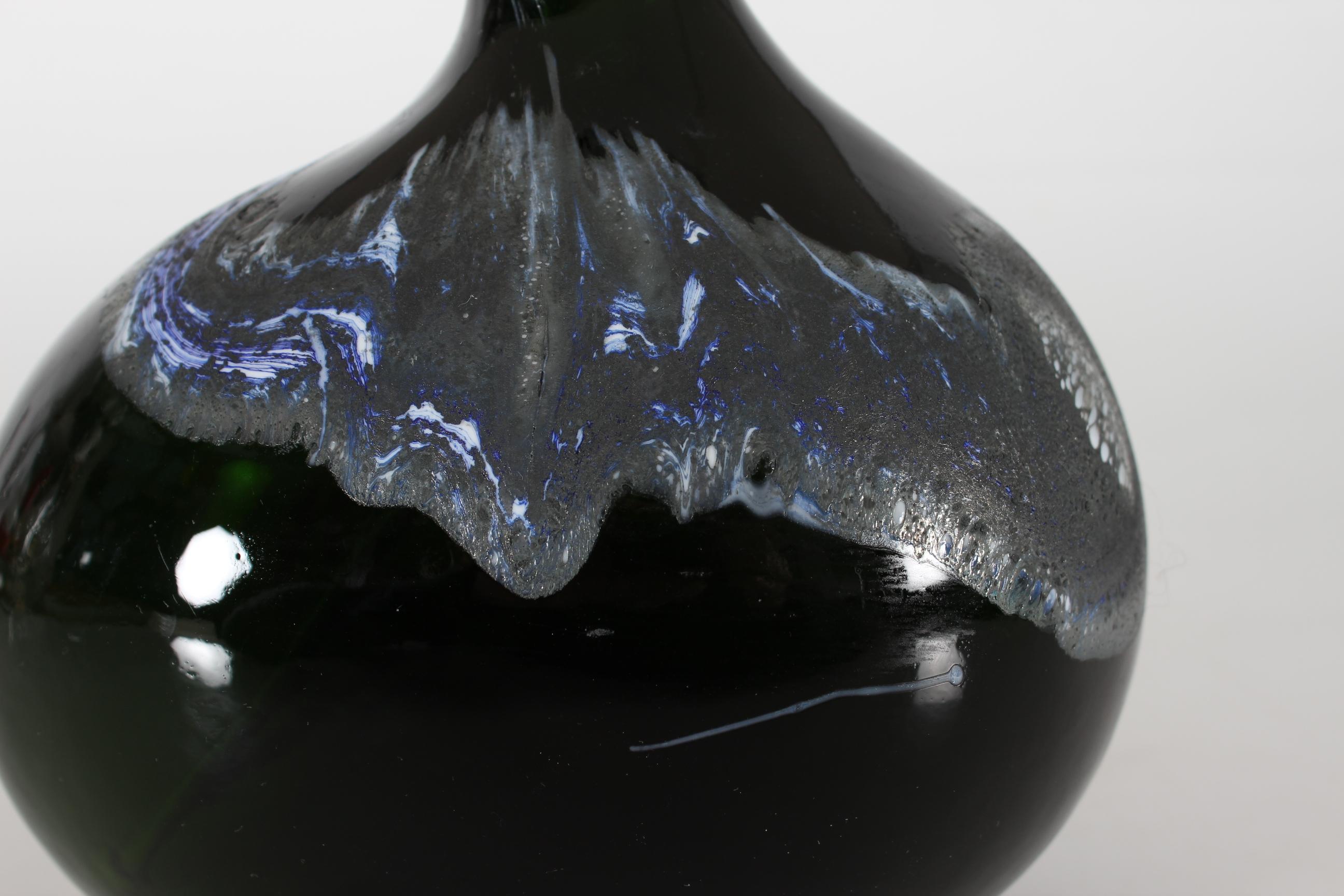 Laiton Holmegaard lampe de bureau moderne danoise vert foncé sculpturale de Michael Bang 1970 en vente