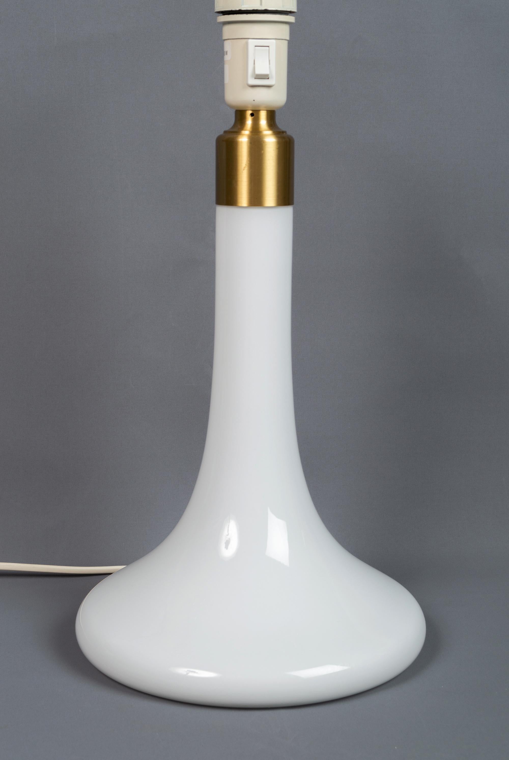 Danish Modern Holmegaard Le Klint Milk Glass Table Lamp, 1960s For Sale 1
