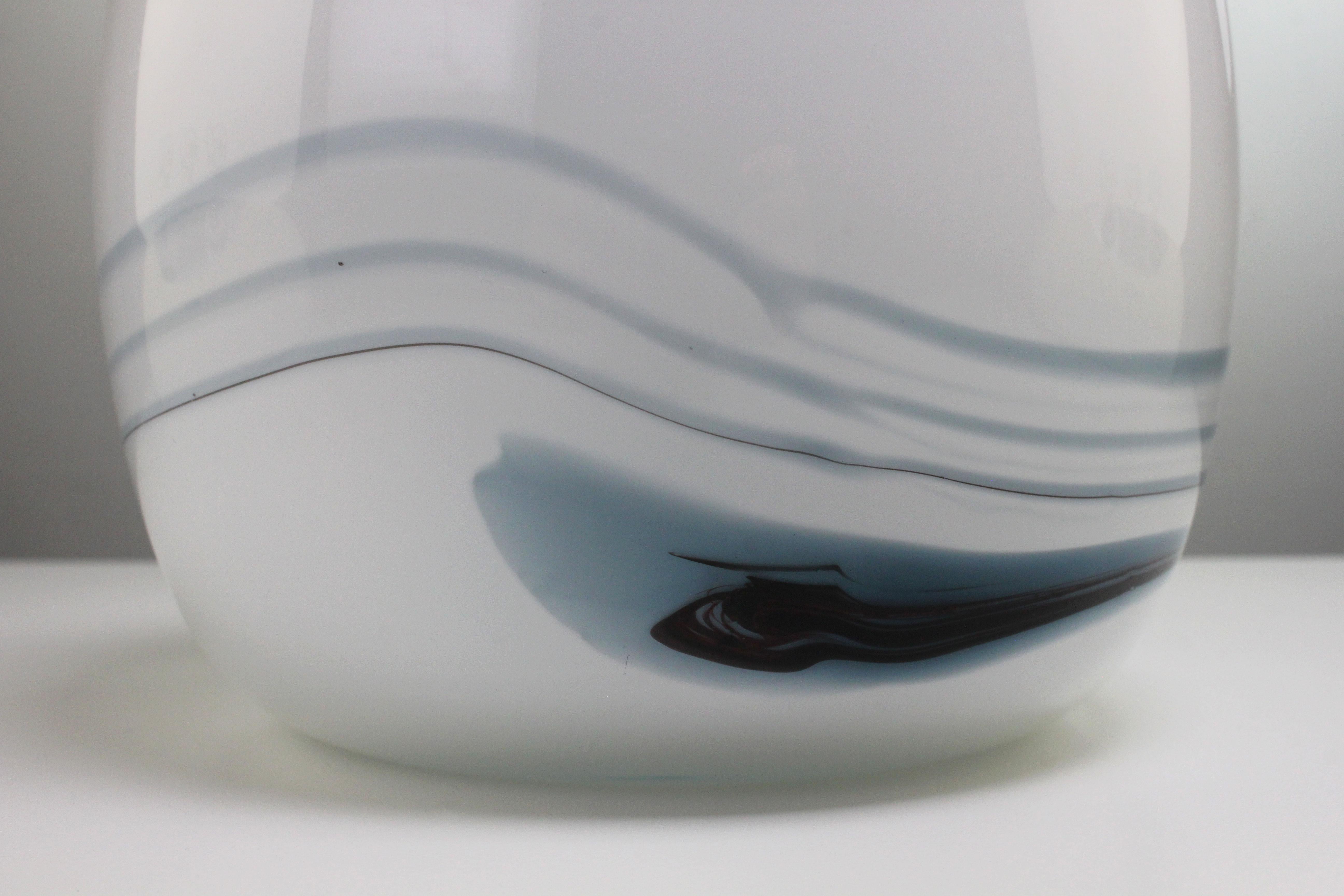 Fait main Vase Atlantis en verre d'art blanc, noir et bleu des années 1980 de Michael Bang en vente